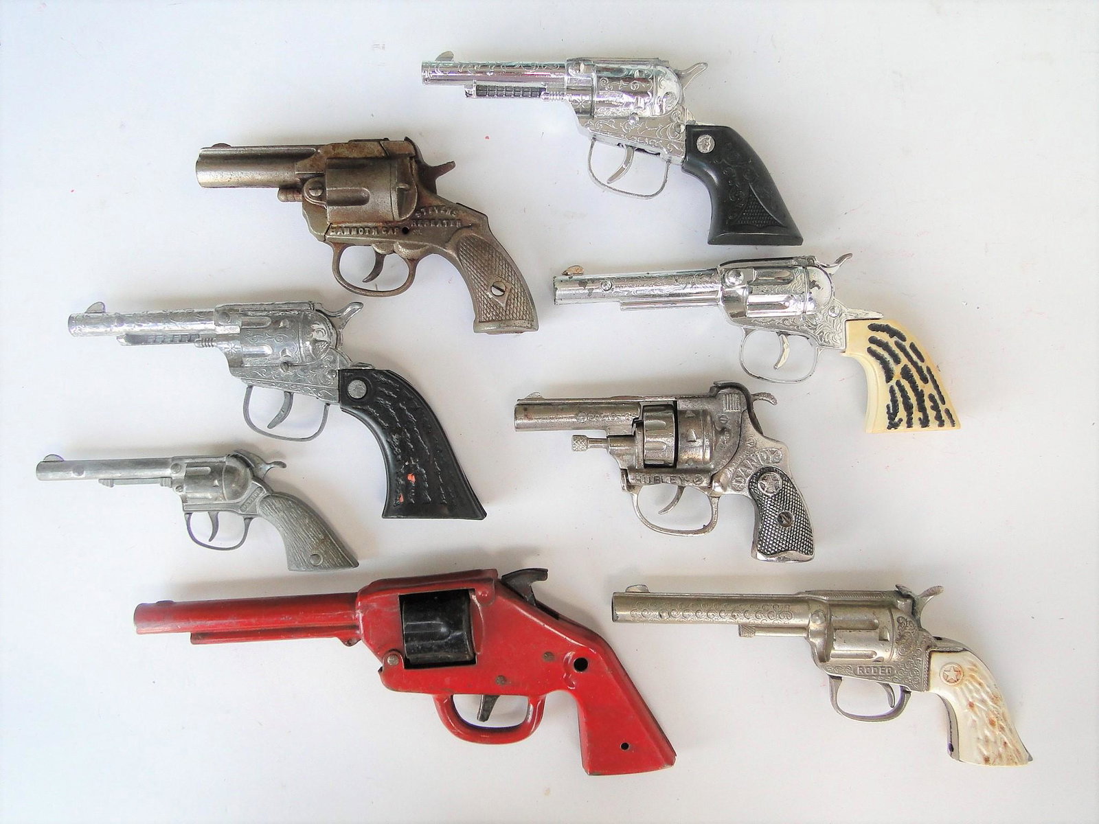 GROUPING OF VINTAGE CAP GUNS: GROUPING OF VINTAGE CAP GUNS