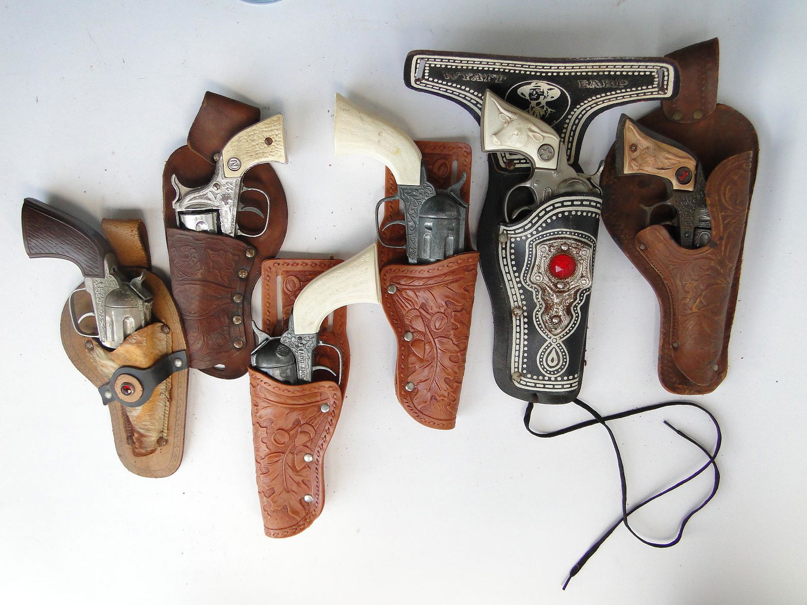 GROUPING OF VINTAGE CAP GUNS: GROUPING OF VINTAGE CAP GUNS