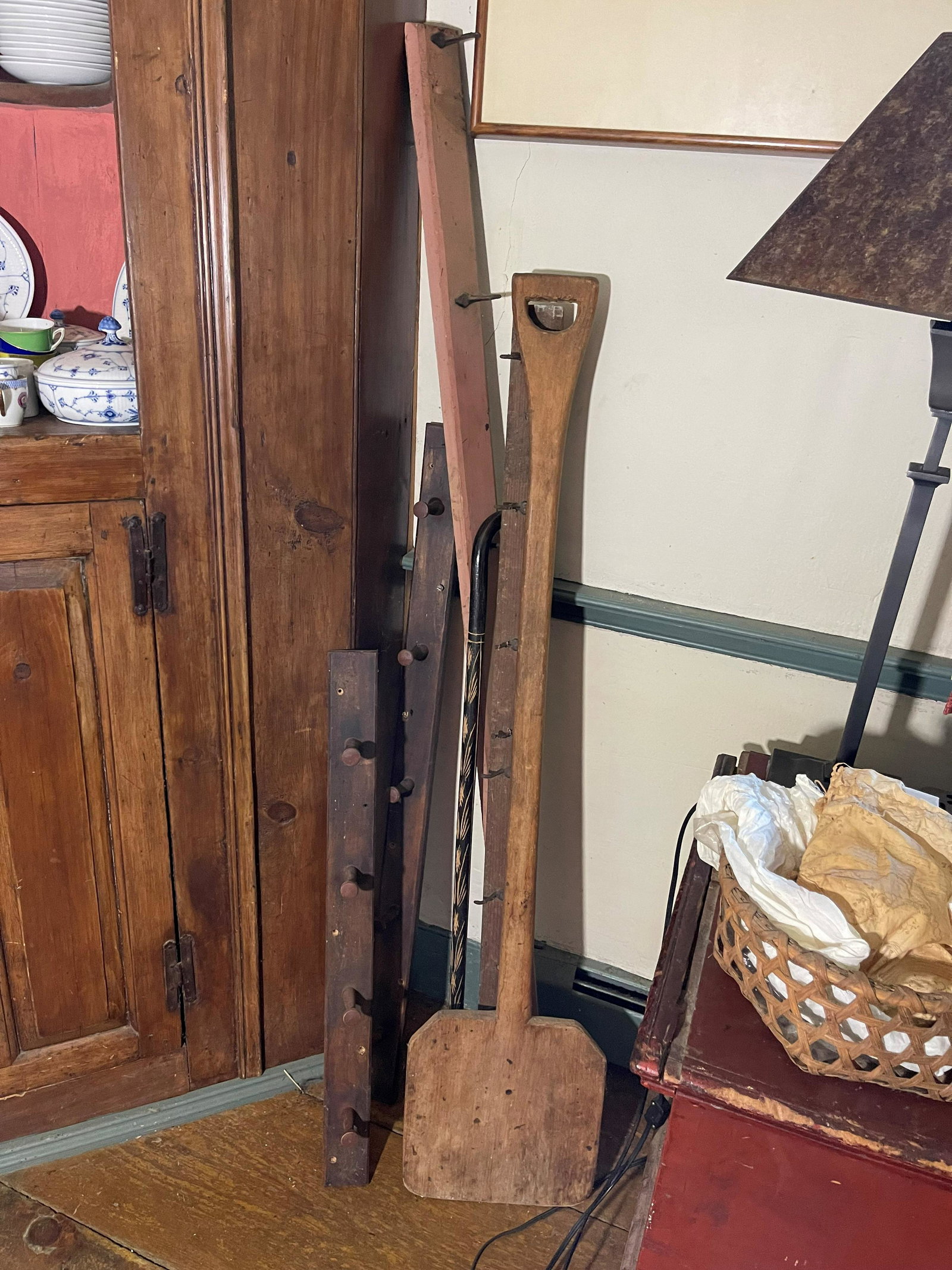 GROUPING OF WOODEN HOOKS, PEG RACKS, WOODEN PEEL: GROUPING OF WOODEN HOOKS, PEG RACKS, WOODEN PEEL