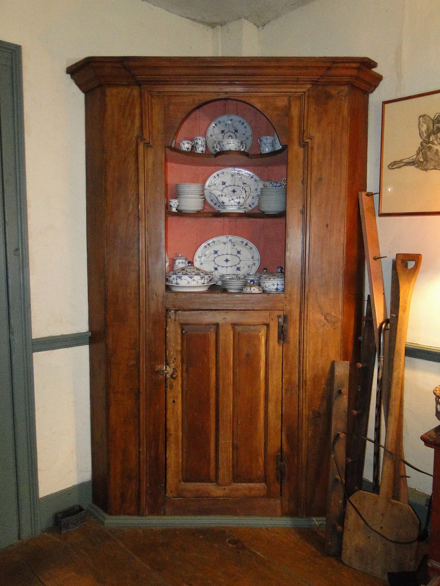 18TH C CORNER CUPBOARD (1 of 3)