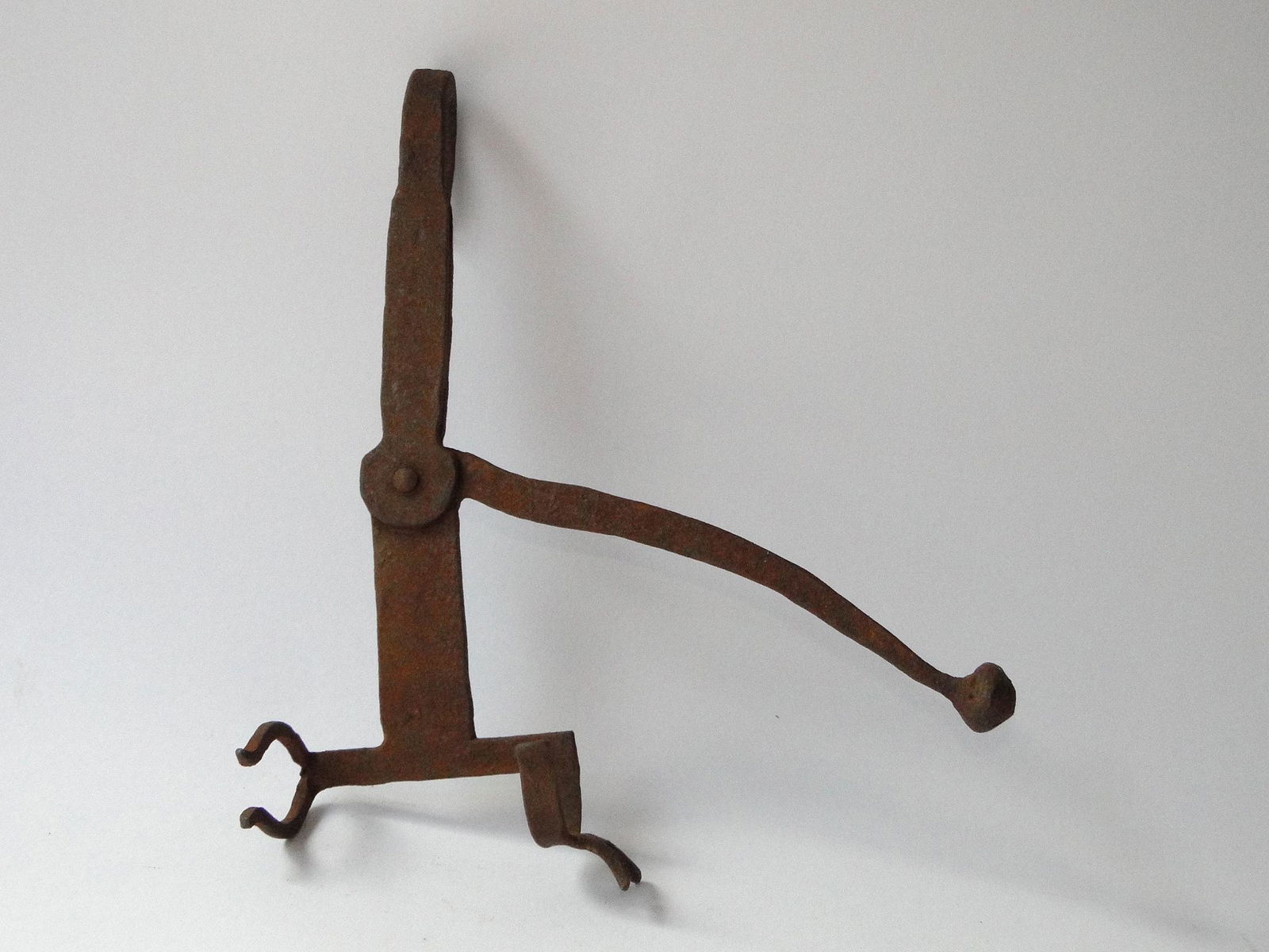 18TH CENTURY IRON KETTLE TILTER (1 of 4)