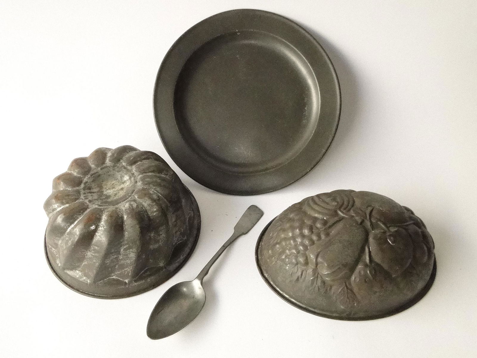 18TH C PEWTER  / TIN GROUPING (1 of 1)