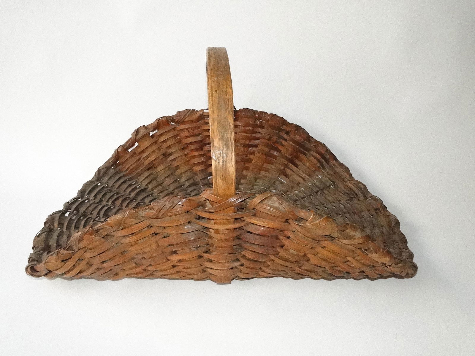 C. 1900 LARGE SPLINT WOVEN GATHERING BASKET (1 of 3)