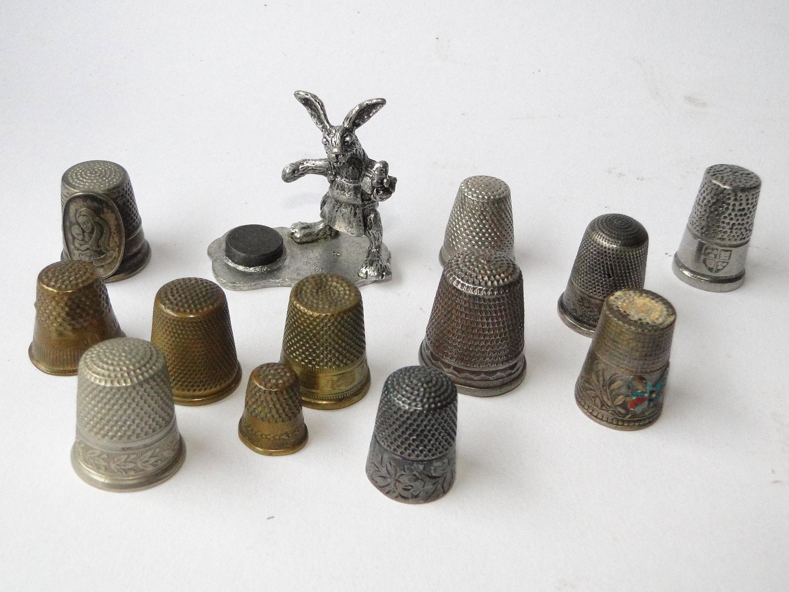 GROUPING OF MISC. THIMBLES: GROUPING OF MISC. THIMBLES AND HOLDER