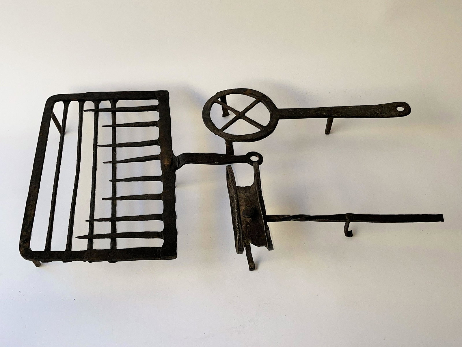 18TH C IRON HEARTH BROILER (1 of 4)