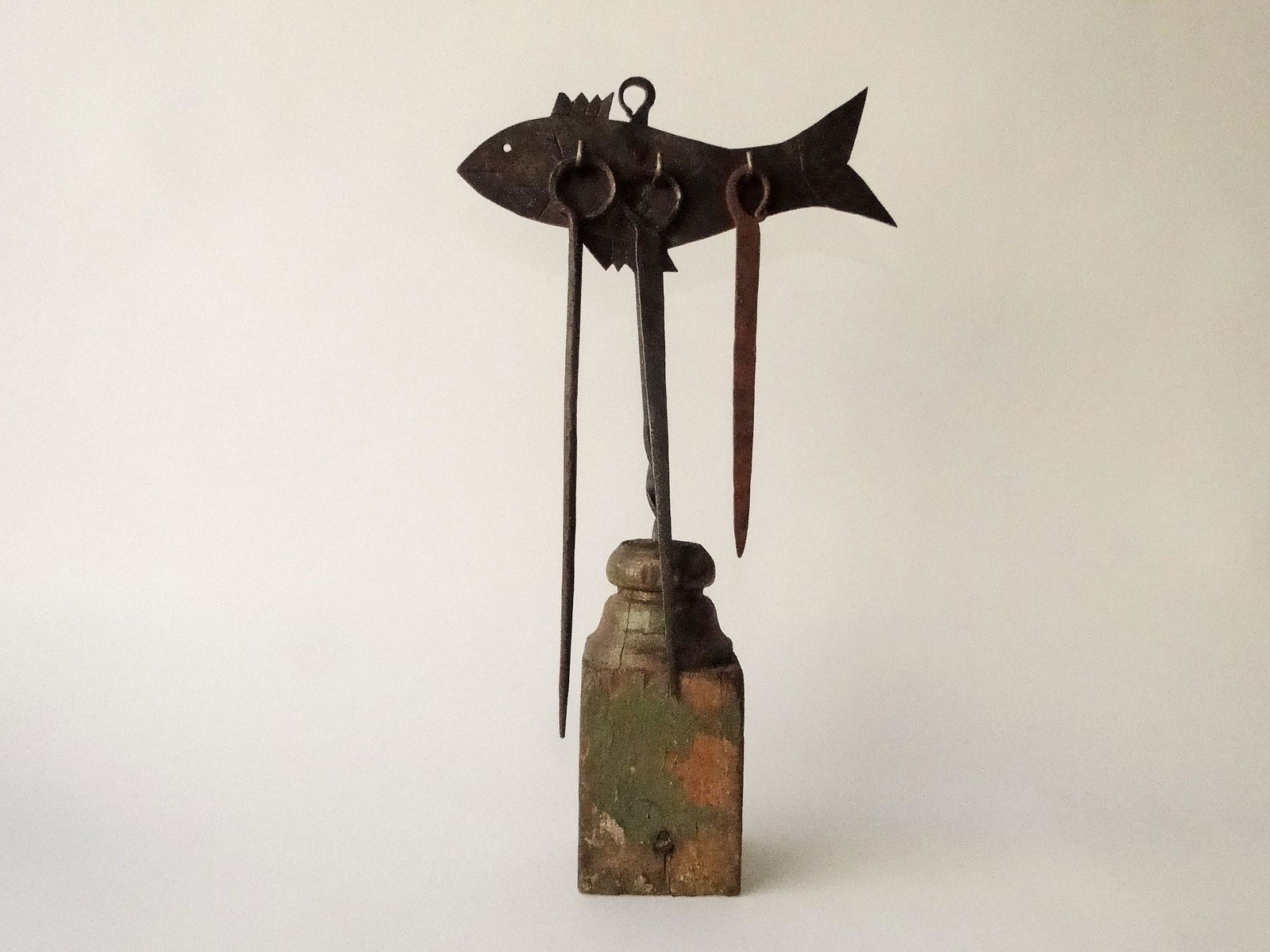 18TH C PAINTED FISH SKEWER HOLDER ON A WOOD BASE (1 of 3)