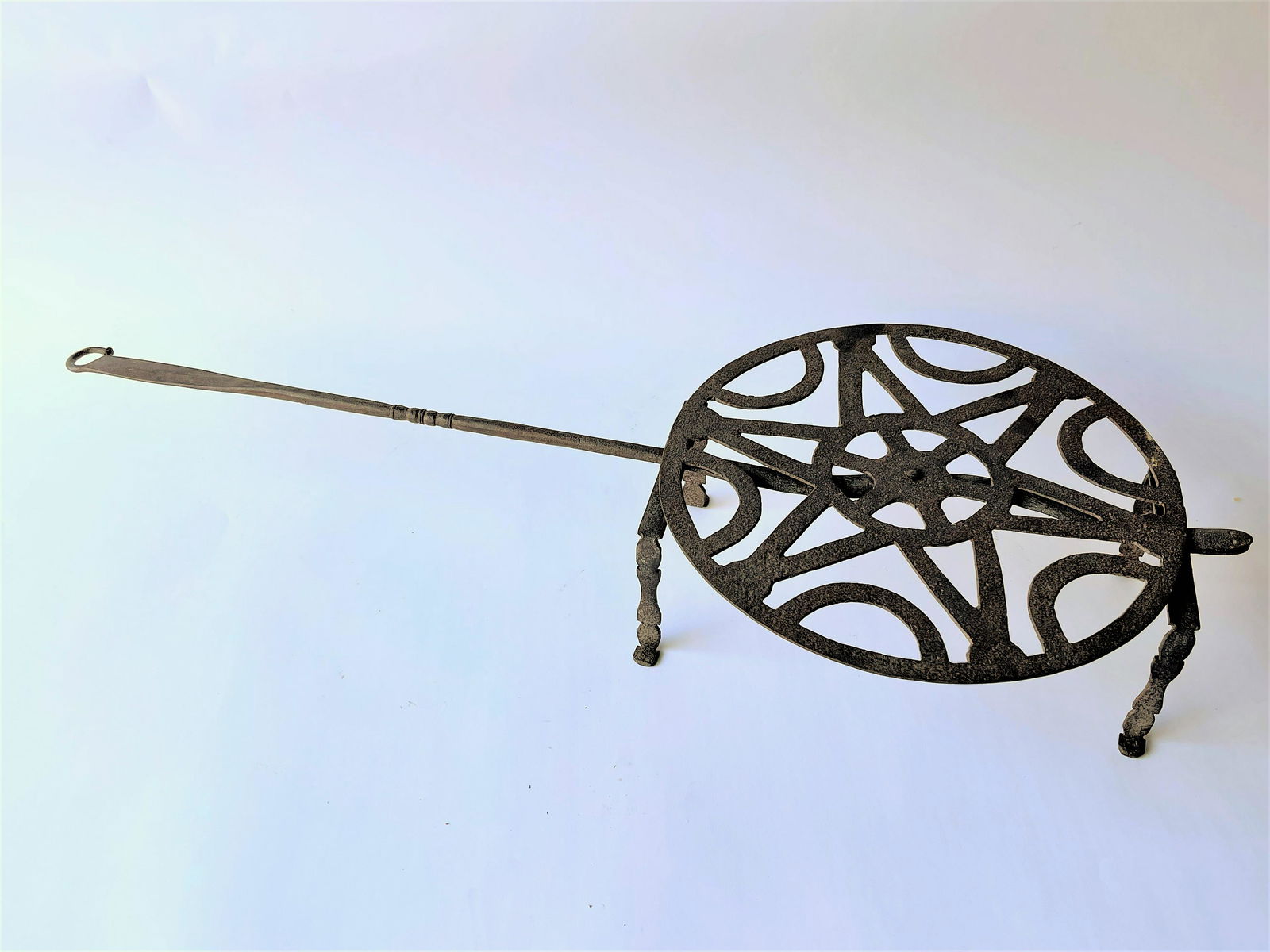 LARGE 19TH C CIRCULAR IRON BROILER (1 of 4)