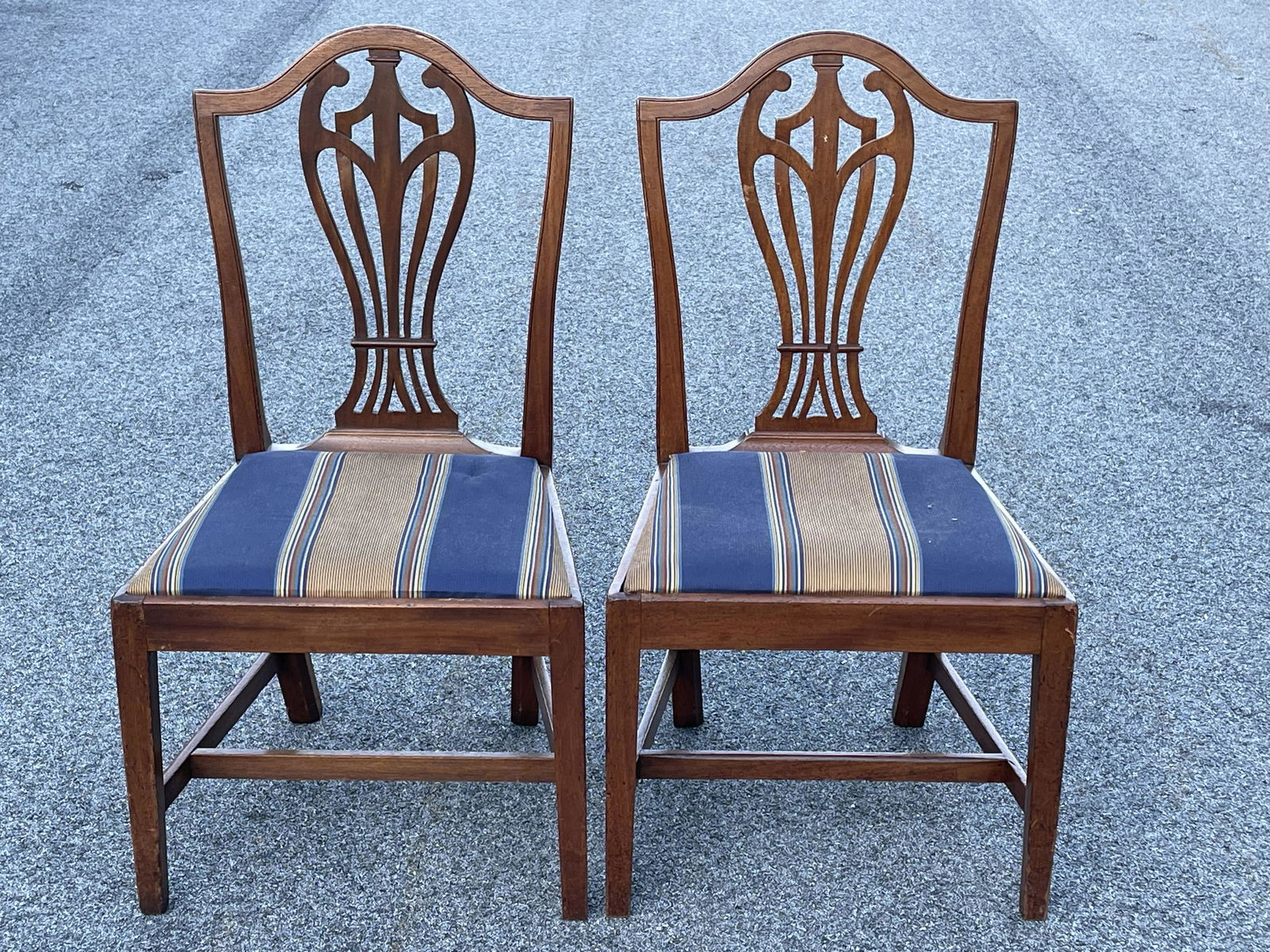 FINE PAIR OF AMERICAN HEPPLEWHITE SIDE CHAIRS (1 of 4)