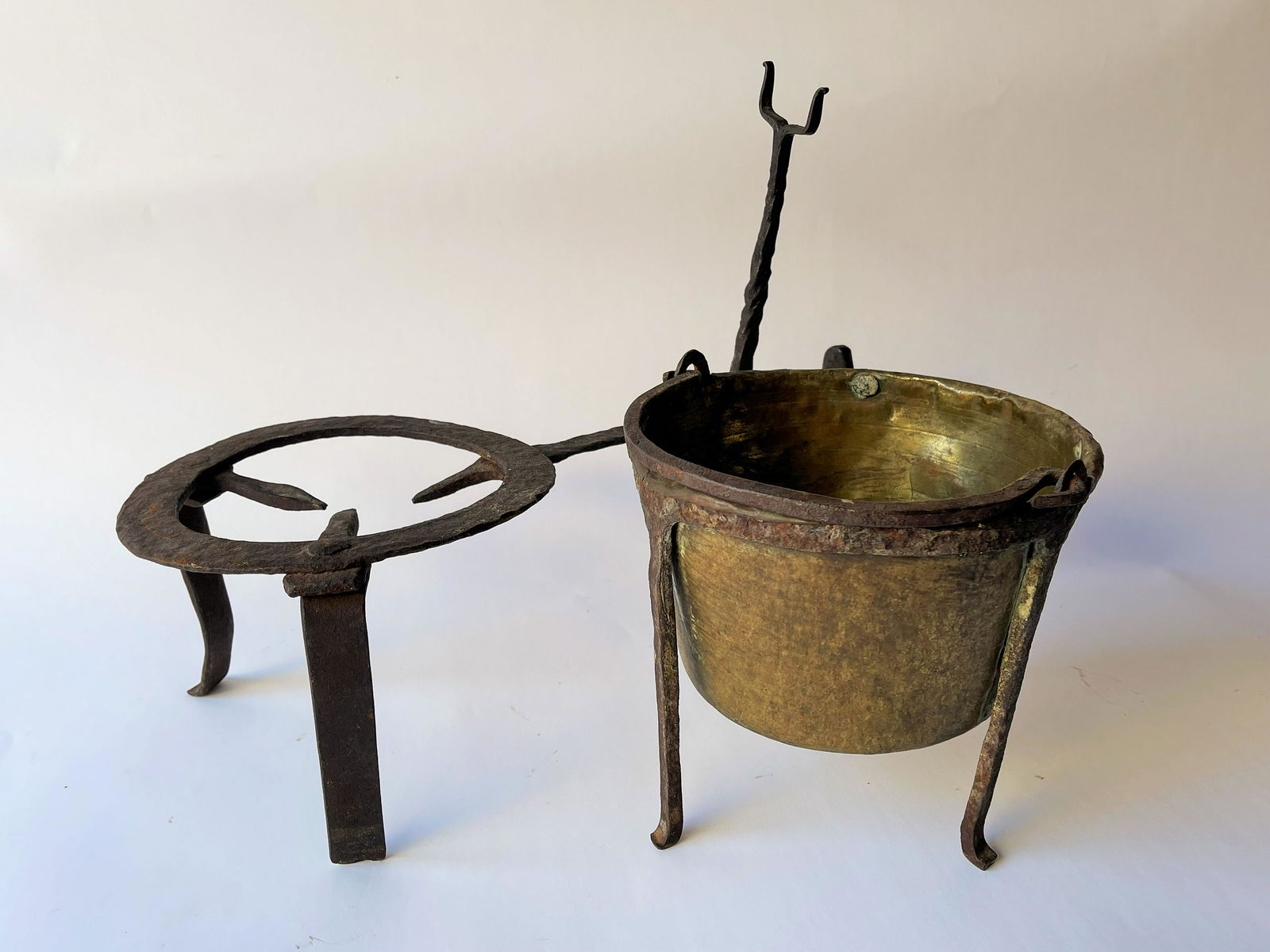 18THC IRON TRIVET, BRASS HEARTH COOKER (1 of 3)
