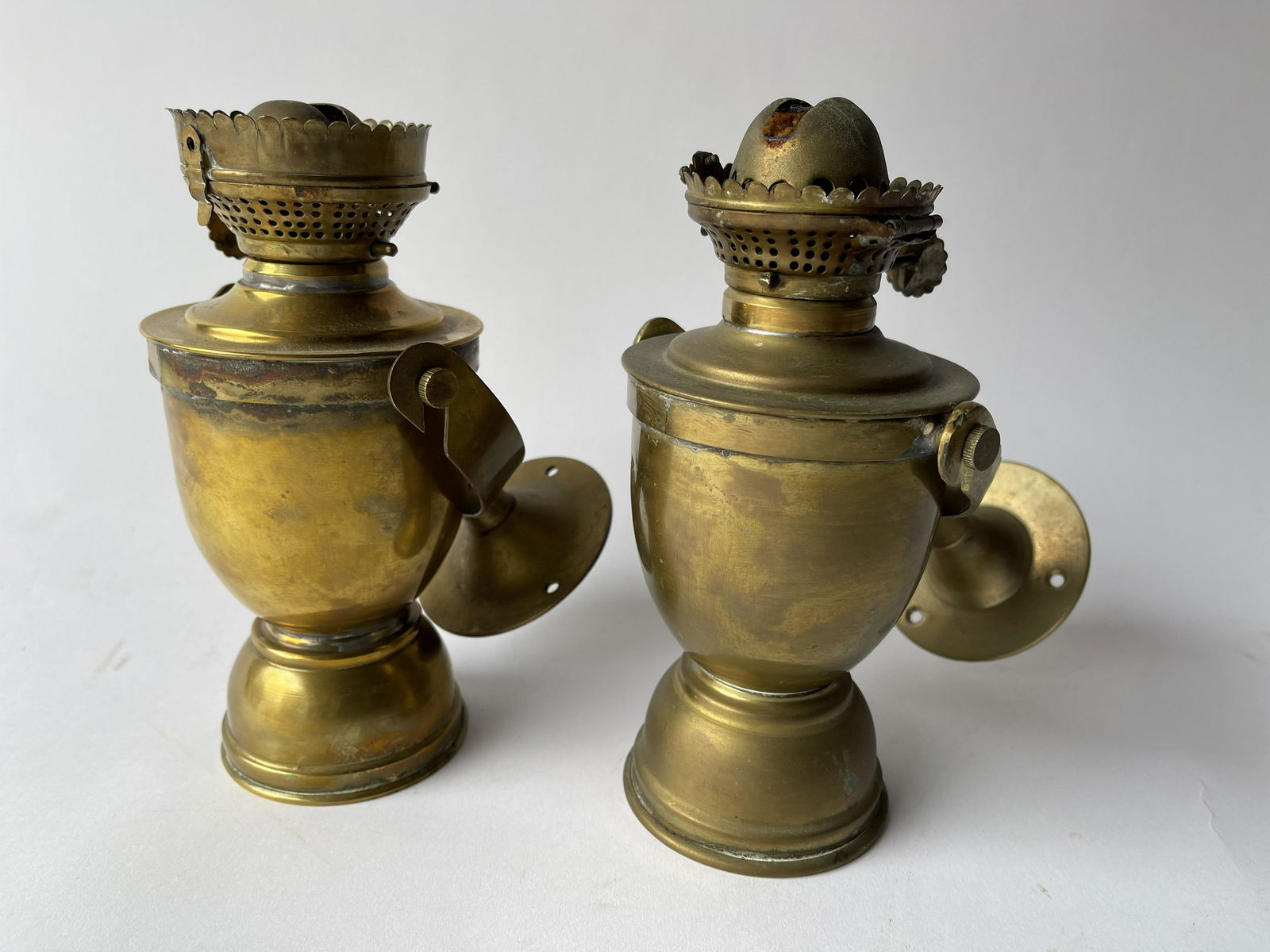 PAIR OF BRASS WALL MOUNT TILTER LAMPS FOR A SHIP (1 of 3)
