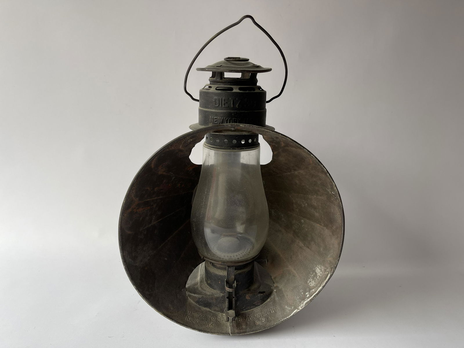 DIETZ KEROSENE RAILROAD LANTERN (1 of 4)