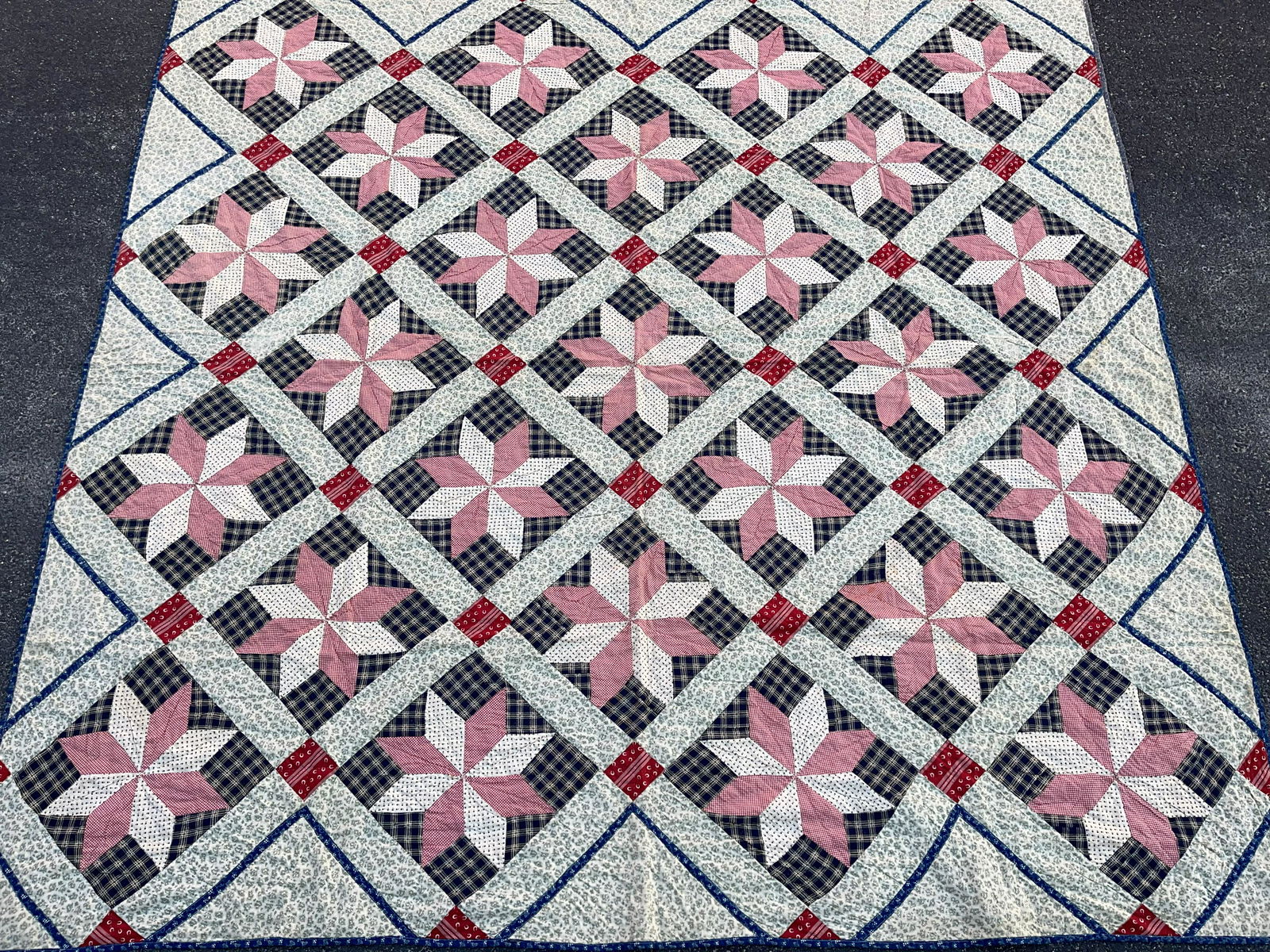 STAR DESIGN QUILT (1 of 3)