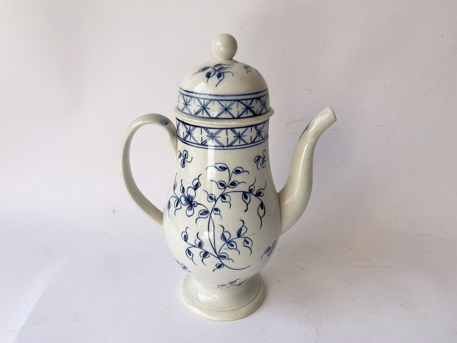 CIRCA 1780 EARLY PEARLWARE TEA POT WITH COVER: CIRCA 1780 EARLY PEARLWARE TEA POT WITH COVER, 10" TALL
