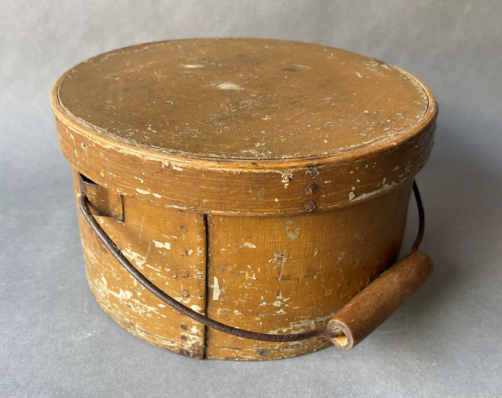 19TH C C BAIL HANDLE PANTRY BOX IN OLD MUSTARD PAINT: 19TH C C BAIL HANDLE PANTRY BOX IN OLD MUSTARD PAINT 9.25"
