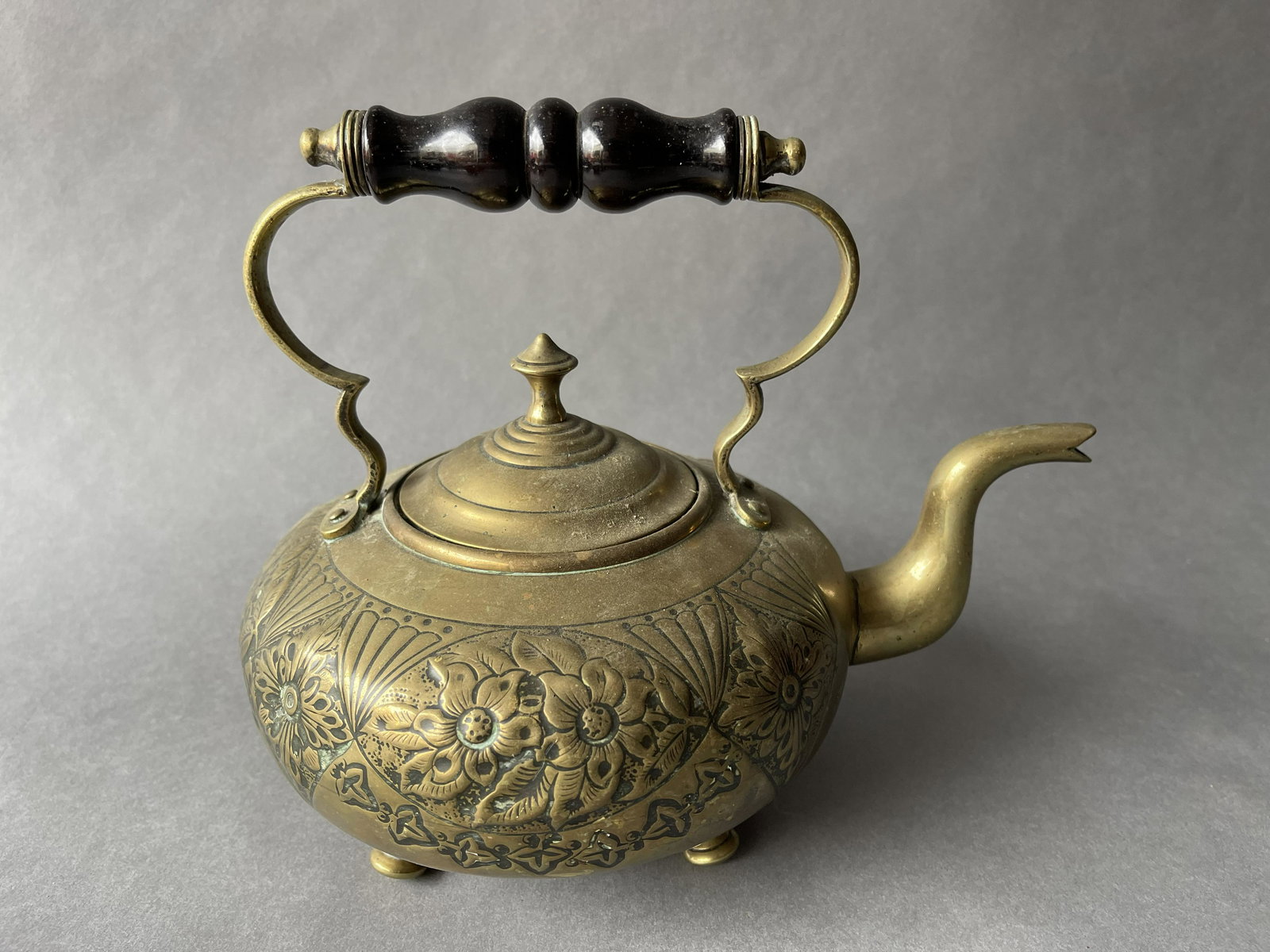 1840 CHASED BRASS TEA KETTLE (1 of 3)