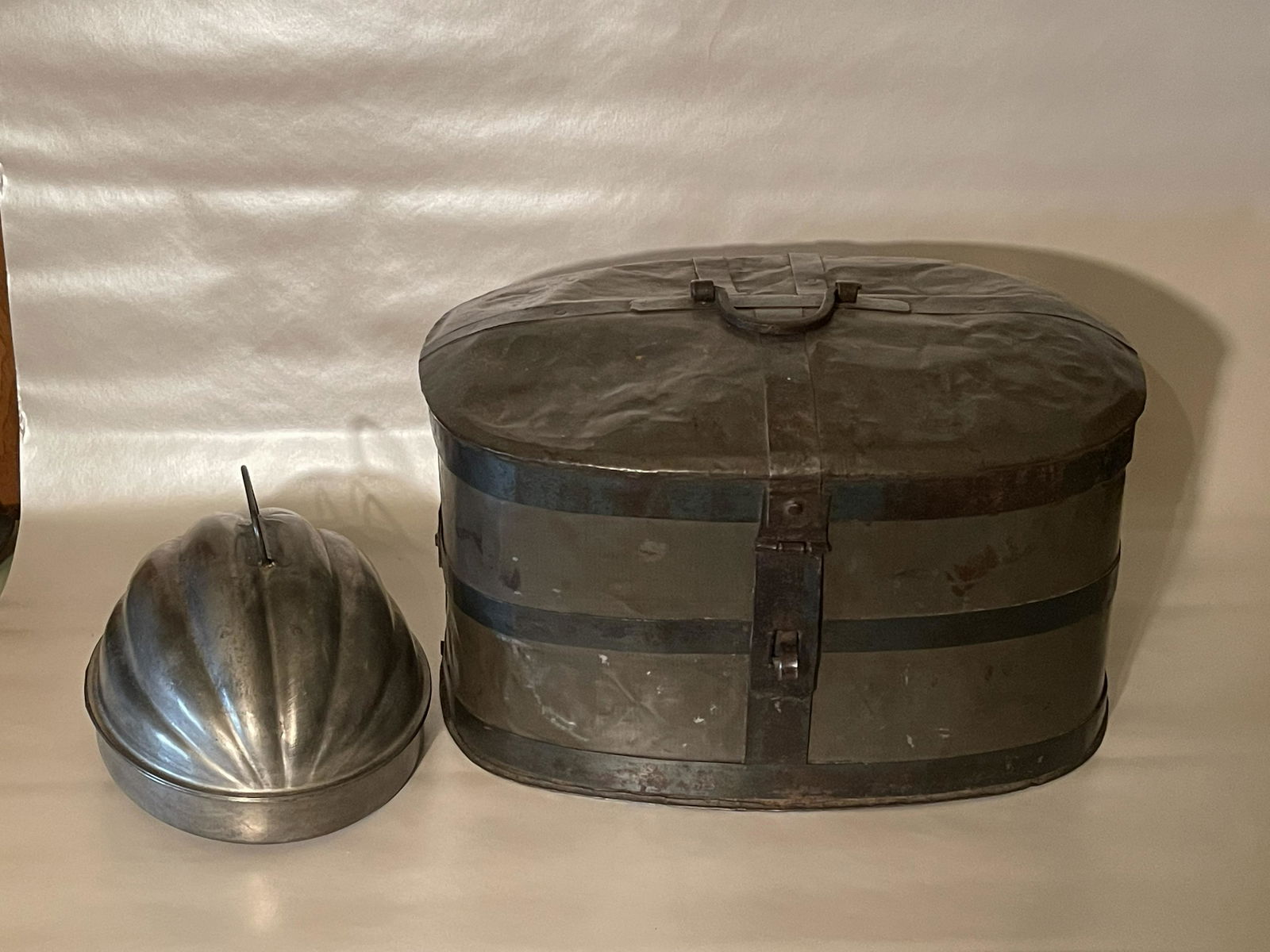 Tin Bread Box With Bread Mold (1 of 3)