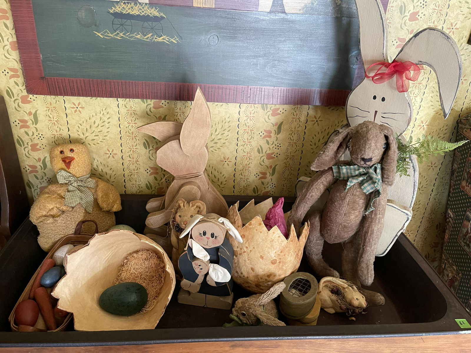 Grouping of Easter decorative items (1 of 1)