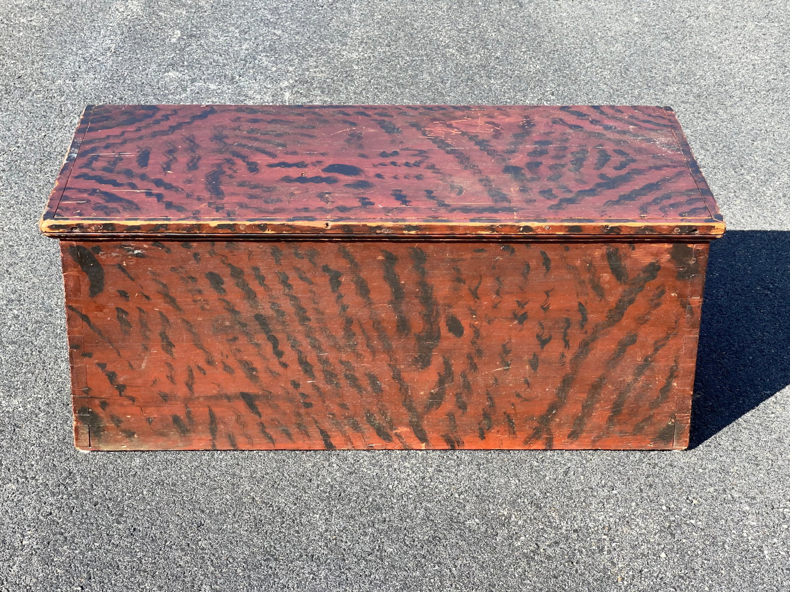 SMALL BLACK AND RED DECORATED CHEST (1 of 4)