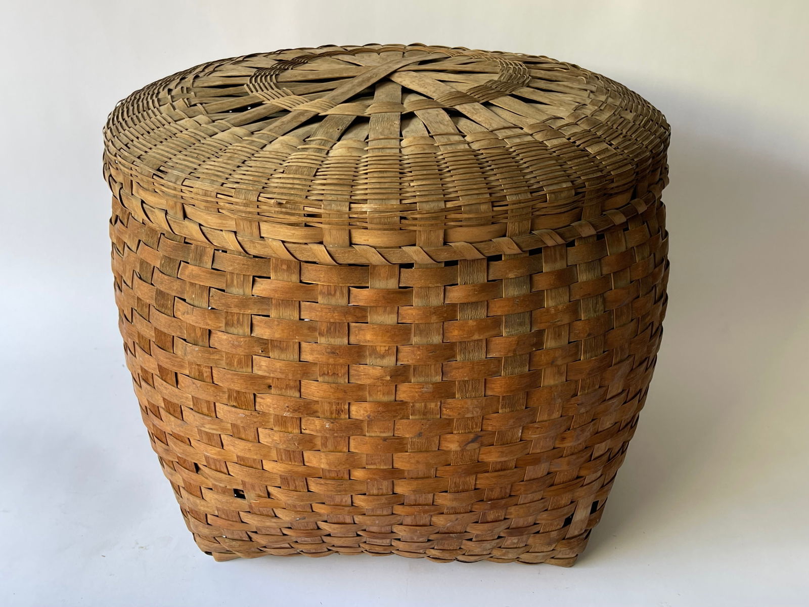 LARGE ROUND COVERED BASKET (1 of 4)