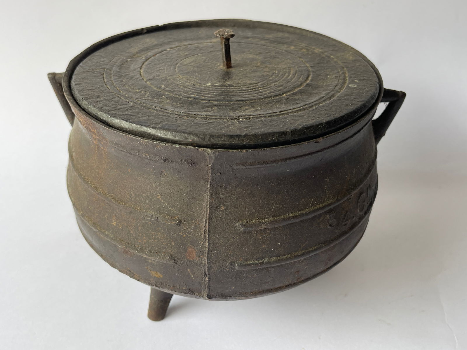 18TH C SPRUE BASED TRIFID FOOTED COOKING POT (1 of 4)