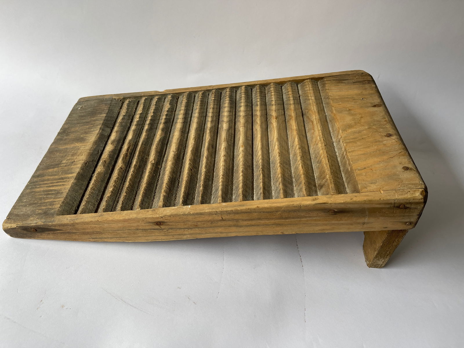 EARLY WOODEN COUNTRY WASHBOARD (1 of 3)