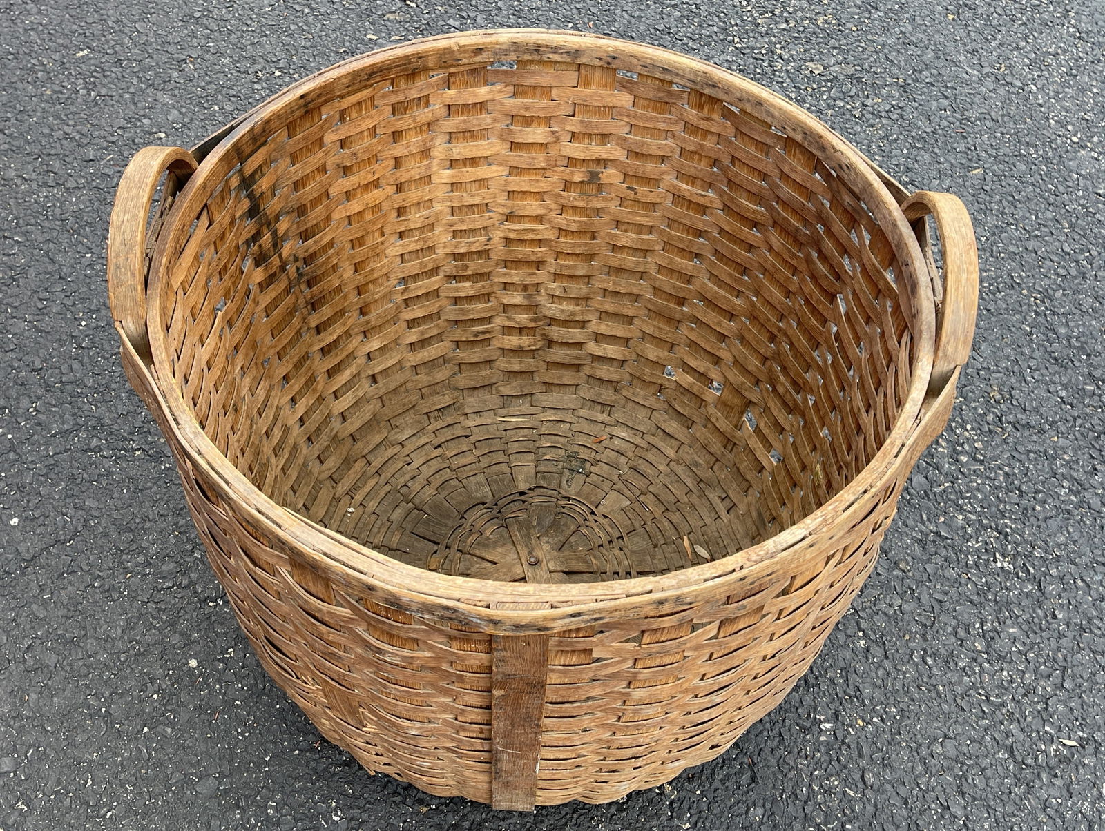 RARE LARGE OVERSIZED SPLINT BASKET 2 HANDLES ORIGINAL SURFACE (1 of 4)