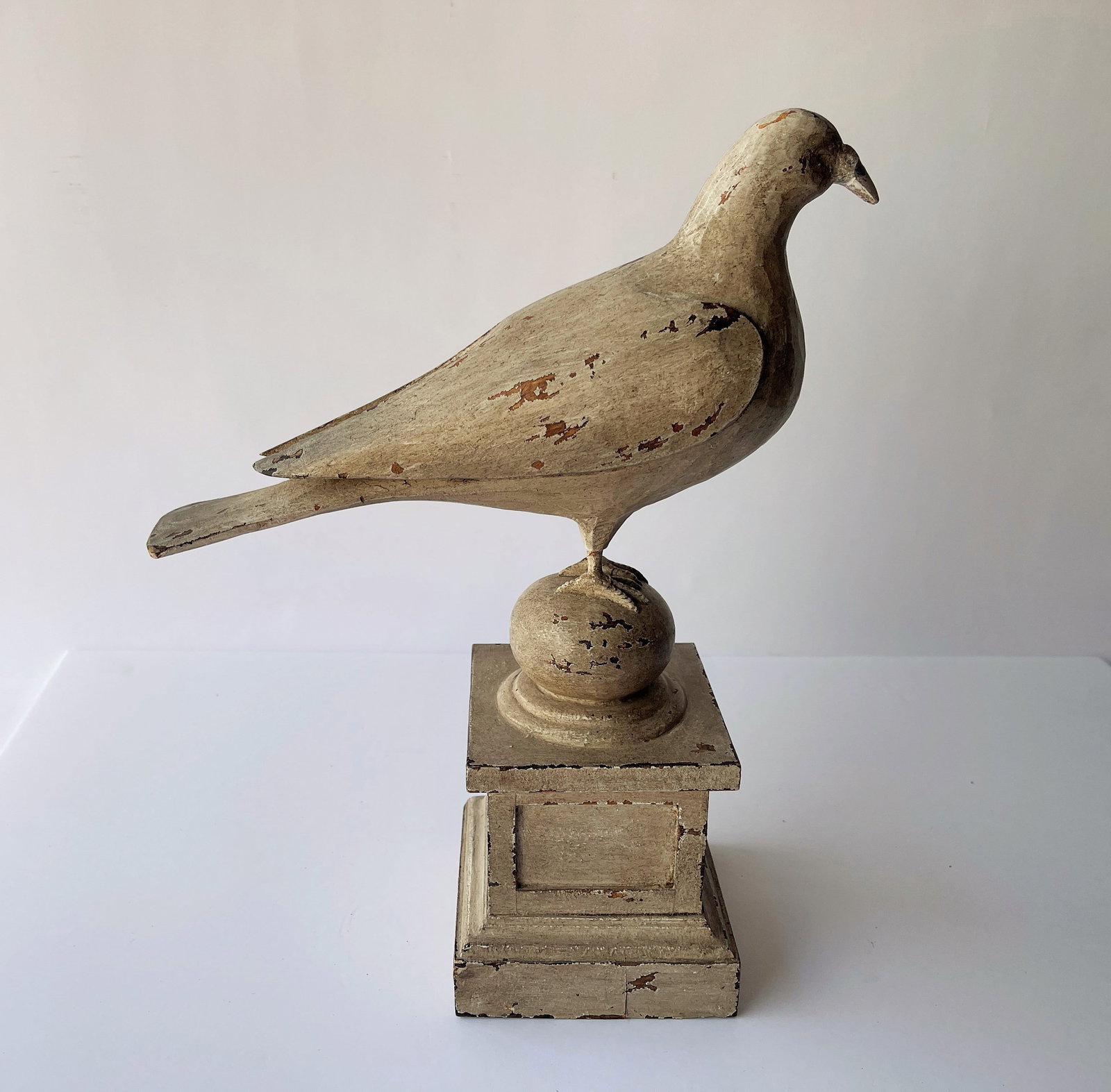 HAND CARVED AND PAINTED DOVE: HAND CARVED AND PAINTED DOVE MOUNTED ON WOODEN BASE 5 X 5 X 15