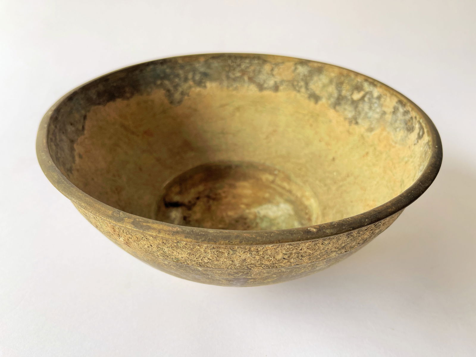 17TH C CAST BRASS BOWL W/ MODLING SPRAGUE ON BASE (1 of 3)