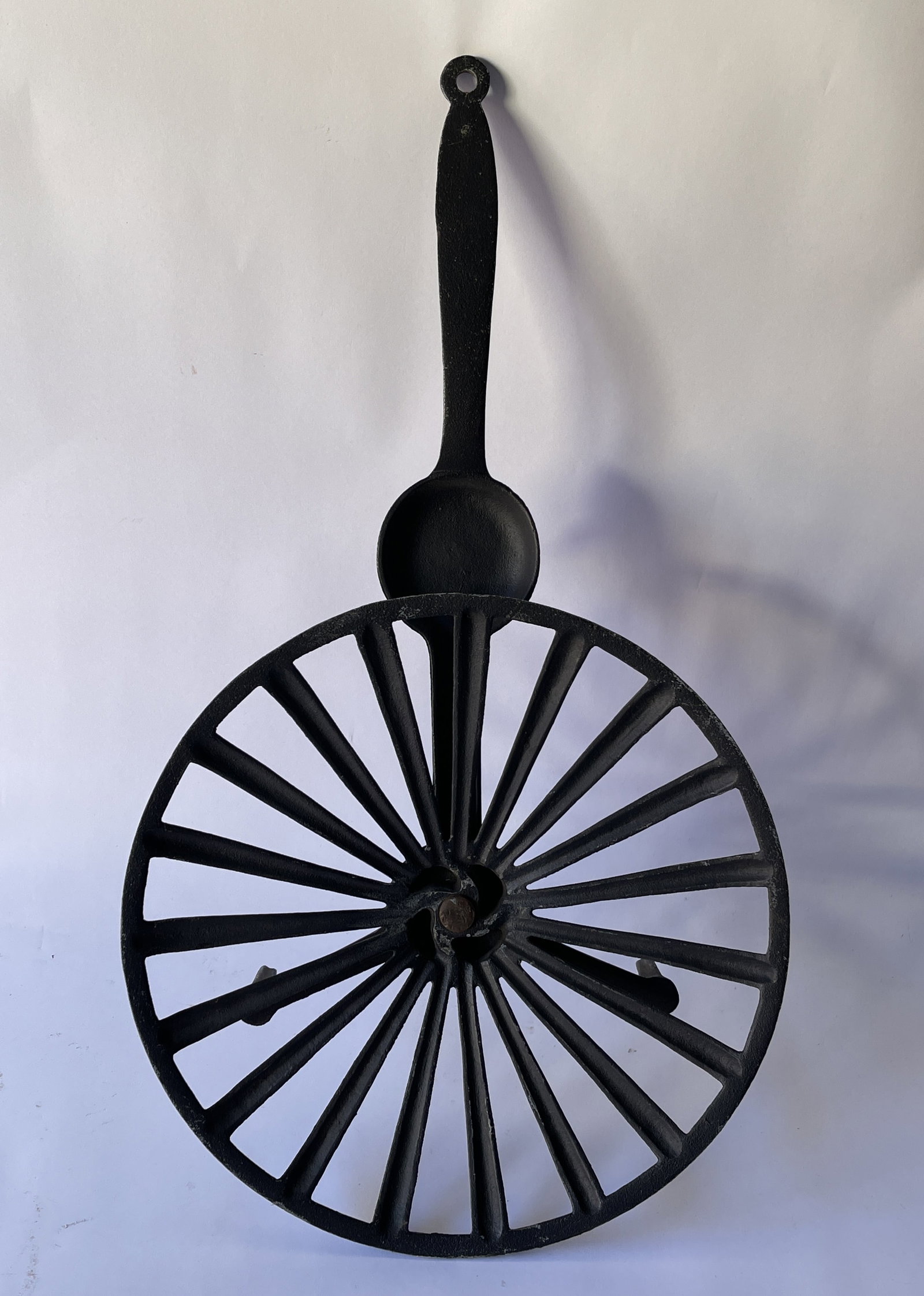 UNUSUAL CAST IRON BROILING GRIDDLE W/ GREASE CATCHING MECHANISM: UNUSUAL CAST IRON BROILING GRIDDLE W/ GREASE CATCHING MECHANISM