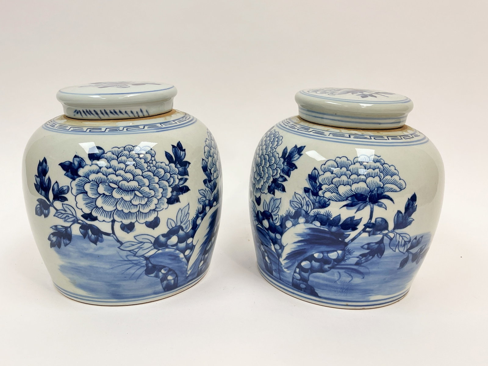 PAIR OF CHINESE PORCELAIN GINGER JARS: PAIR OF CHINESE PORCELAIN GINGER JARS, 9 X 9T