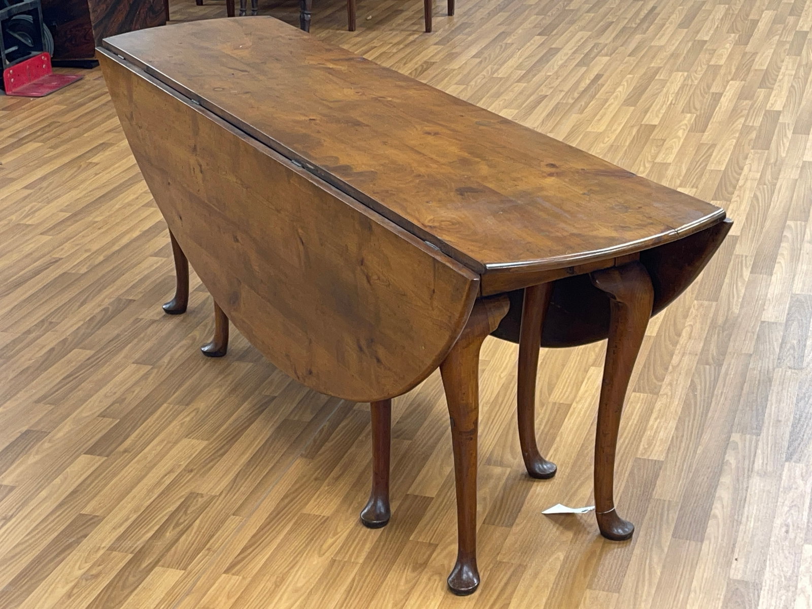 LARGE 20TH C QUEEN ANNE DINING TABLE: 20TH C LARGE QUEEN ANNE DINING TABLE, DROP LEAVES, CABRIOLE LEGS, PEGGED TOP, 84L X 21D X 29T