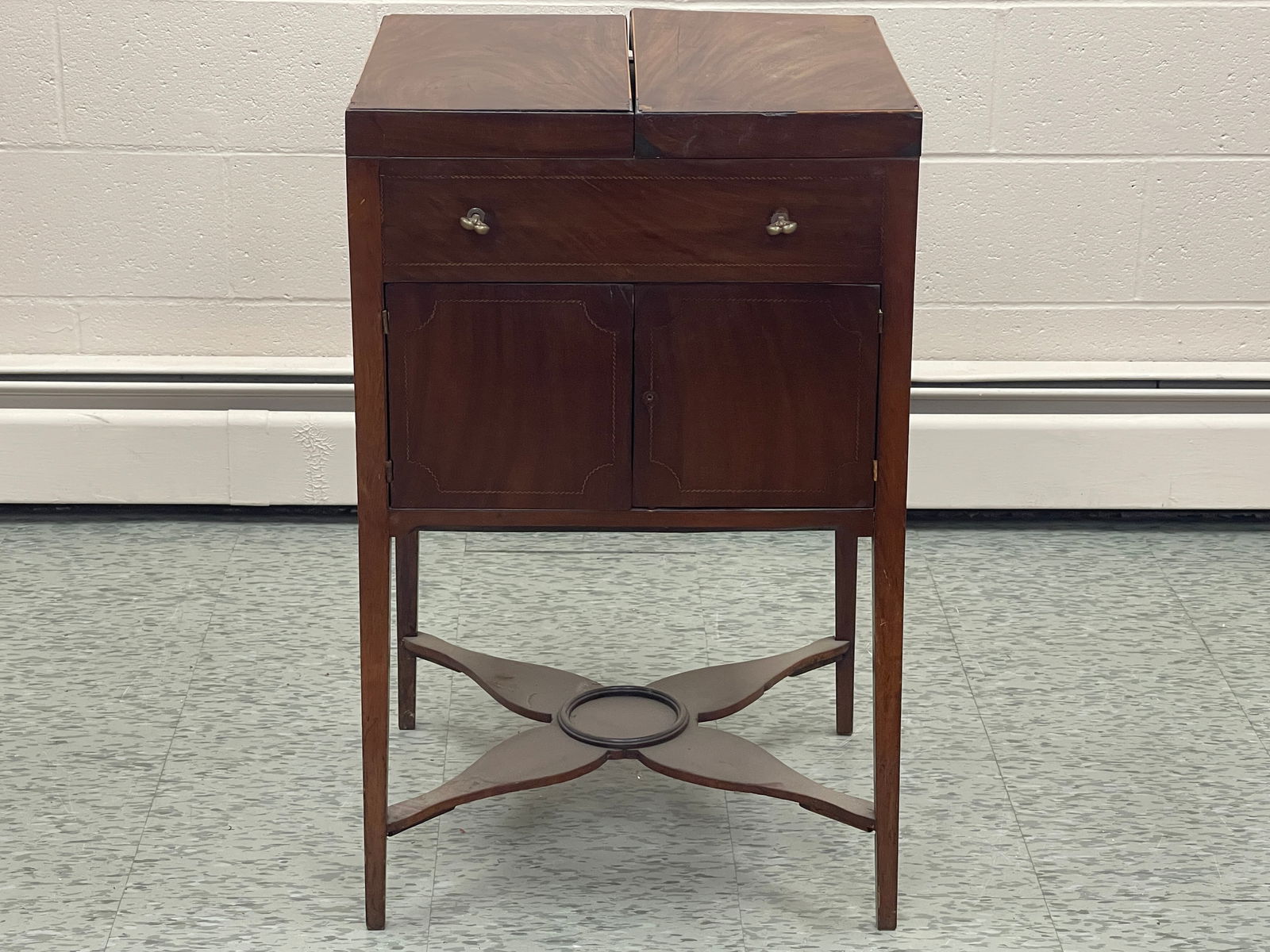 18TH C HEPPLEWHITE STAND WITH INLAY (1 of 4)