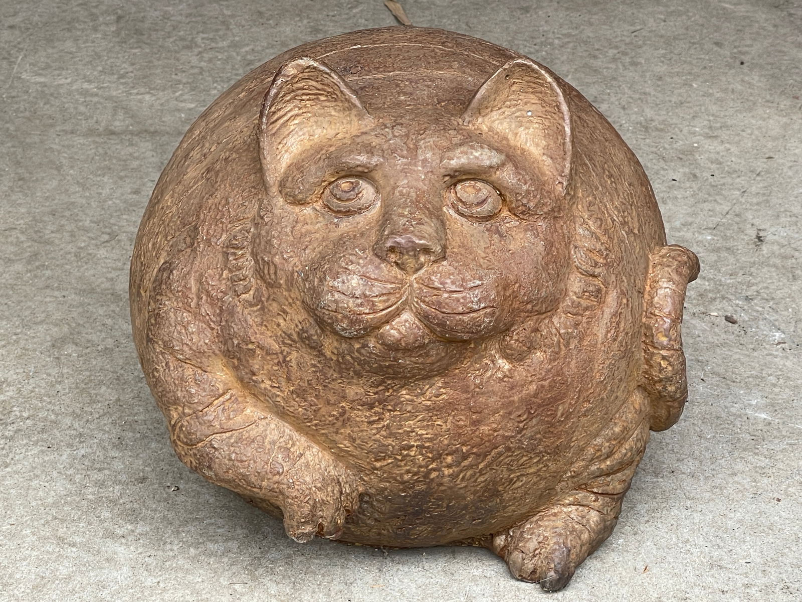 CAST STONE STATUE OF A WHIMSICAL FAT CAT (1 of 3)