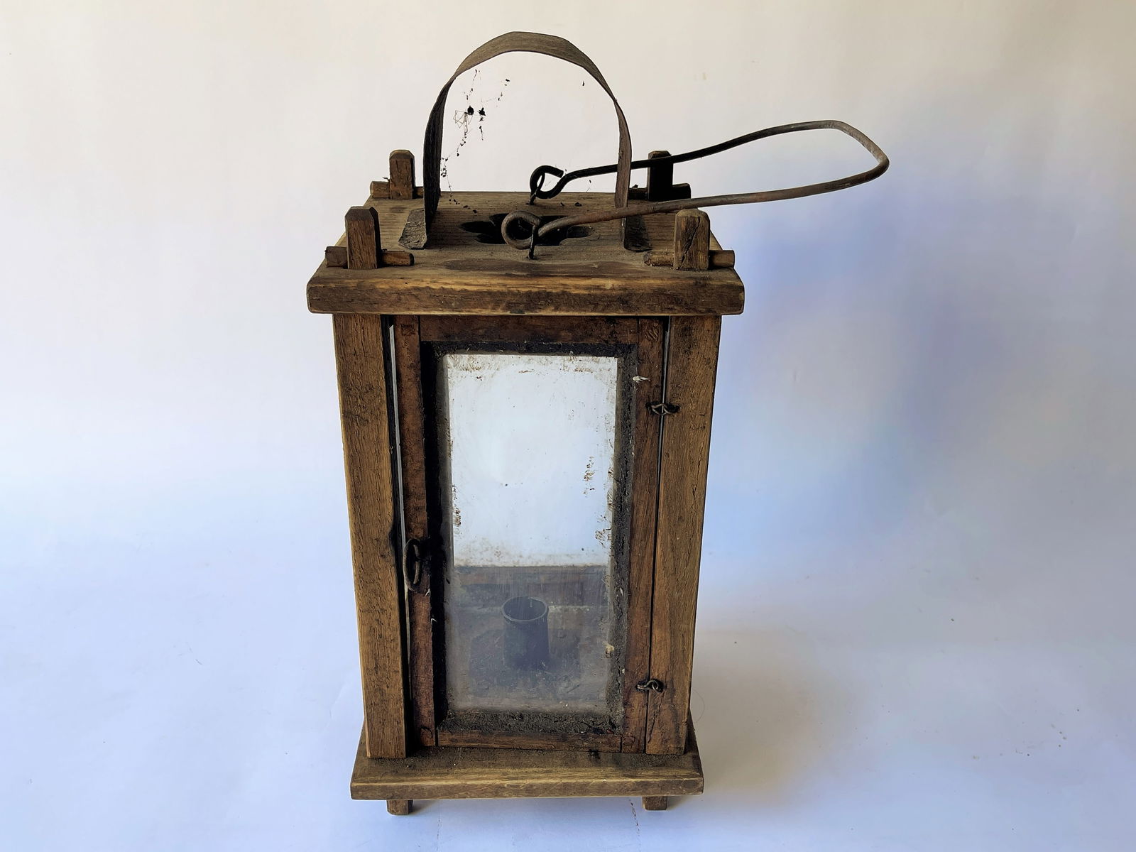 WOODEN BARN LANTERN IN OLD COLOR AND BARN SURFACE (1 of 7)