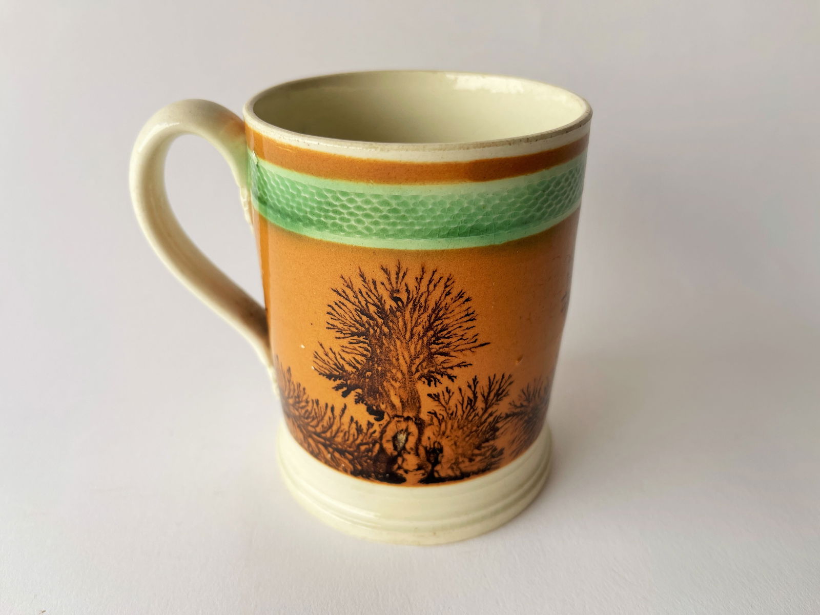 MOCHA ENGINE TURNED BLACK SEAWEED DECORATED MUG (1 of 7)