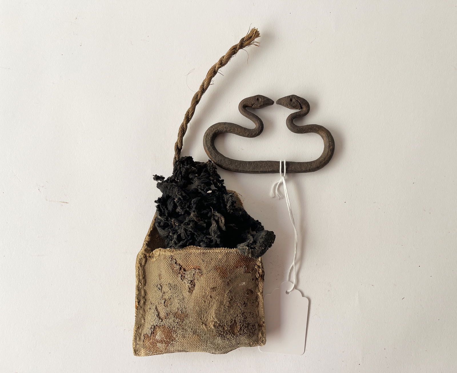 RARE AND IMPORTANT DOUBLE HEADED SNAKE FLINT STRIKER (1 of 2)