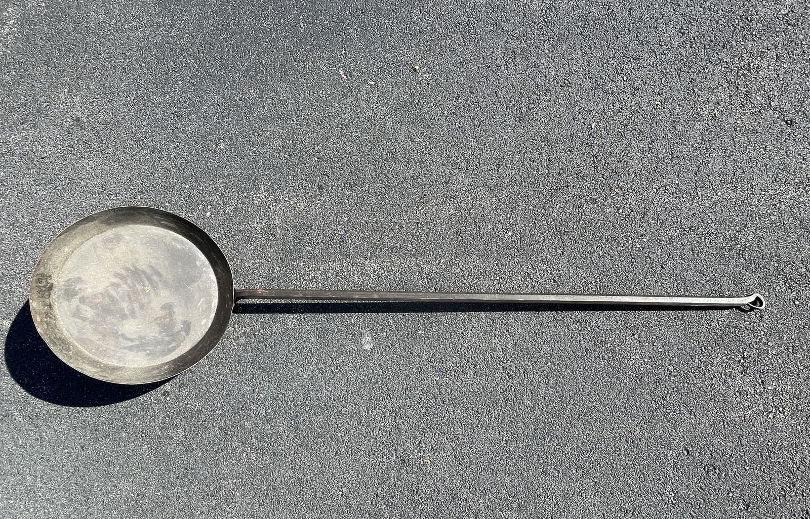 LARGE LONG HANDLE 18TH C IRON PAN (1 of 3)