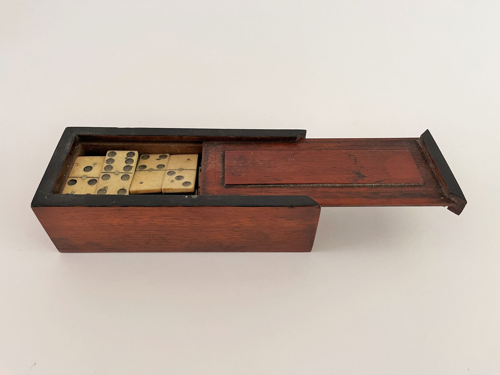 ANTIQUE SET OF DOMINOS IN ORIGINAL CASE (1 of 4)