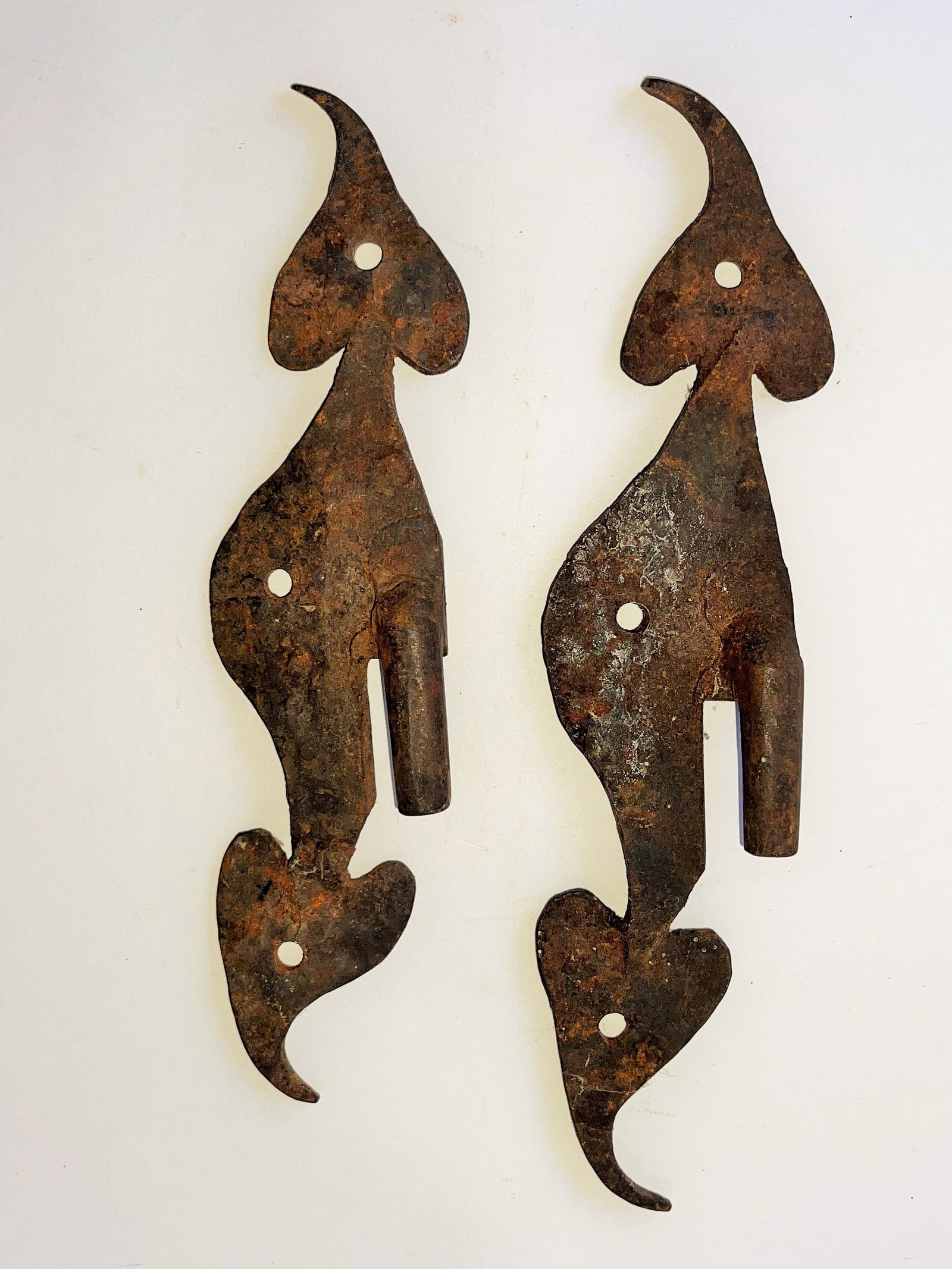 PAIR 18TH C  HEART SHAPED IRON PINTLE HINGES (1 of 2)
