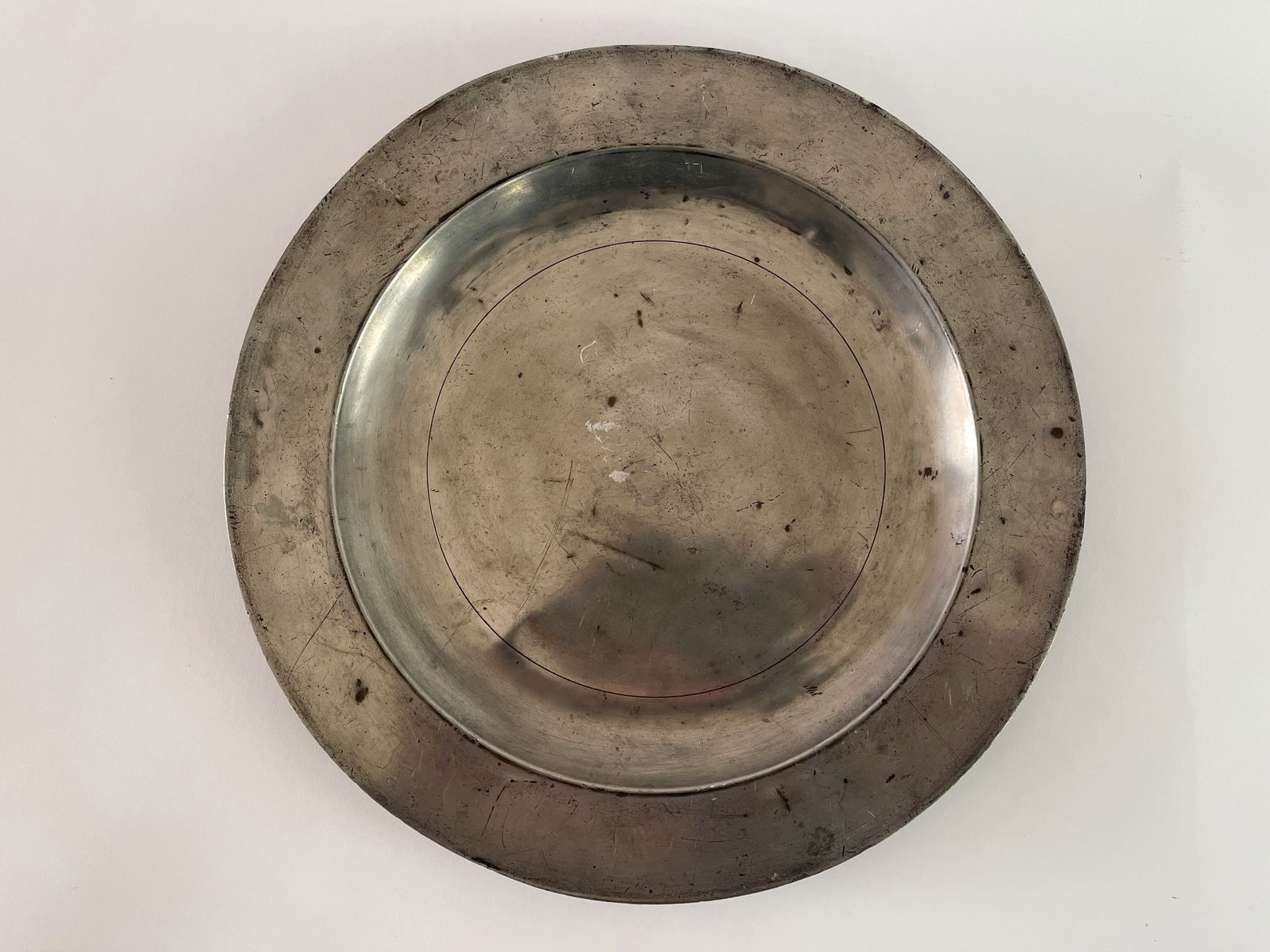 18TH CENTURY PEWTER CHARGER: 18TH CENTURY PEWTER CHARGER 15"