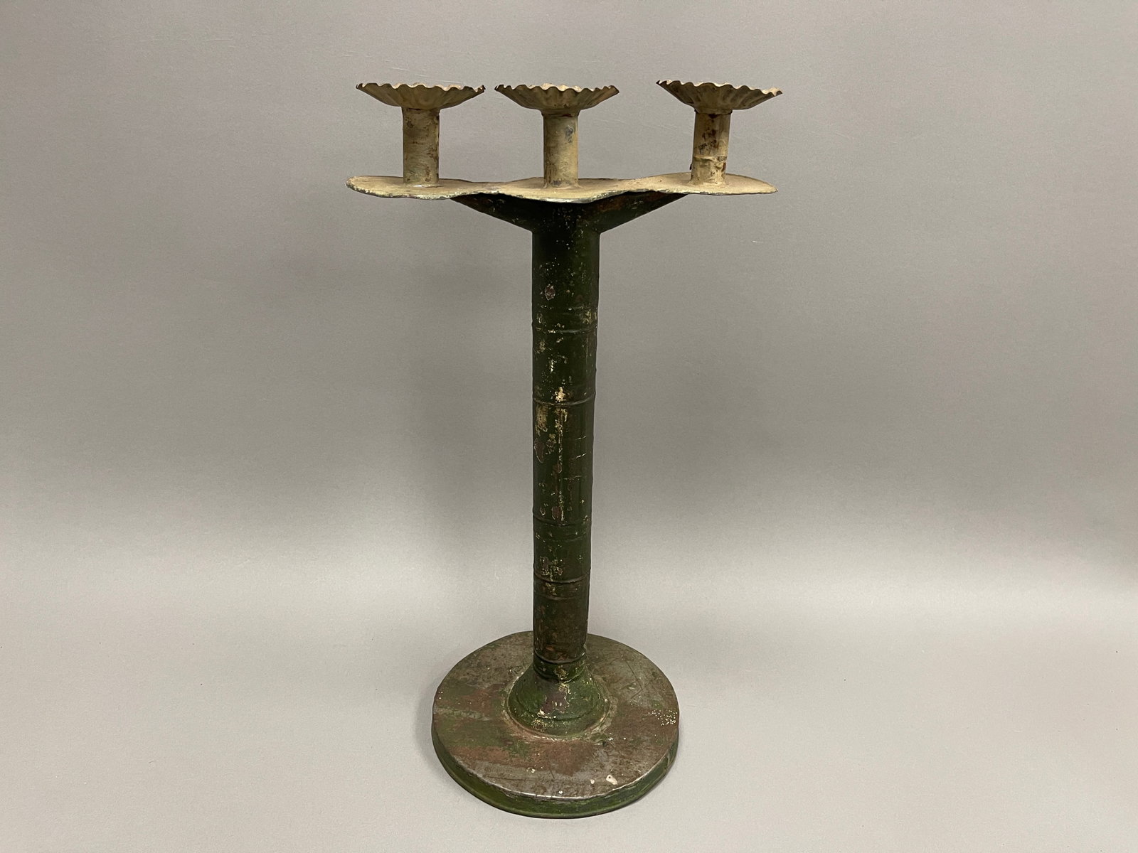 CIRCA 1810-1820 AMERICAN INNKEEPERS / BOARDING HOUSE VACANCY CANDLE LIGHT: CIRCA 1810-1820 AMERICAN INNKEEPERS / BOARDING HOUSE VACANCY THREE LIGHT CANDELABRA, 20T X 10W ORIGINAL PAINTED SURFACES