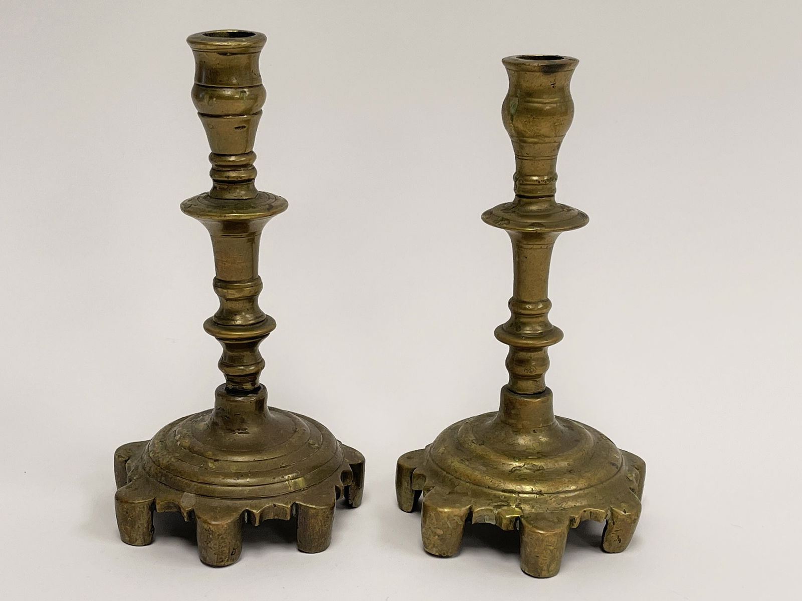 17TH C DUTCH BRASS CANDLESTICKS WITH PEG LEGS AND SCALLOP BASE C. 1660 - 1680 (1 of 3)