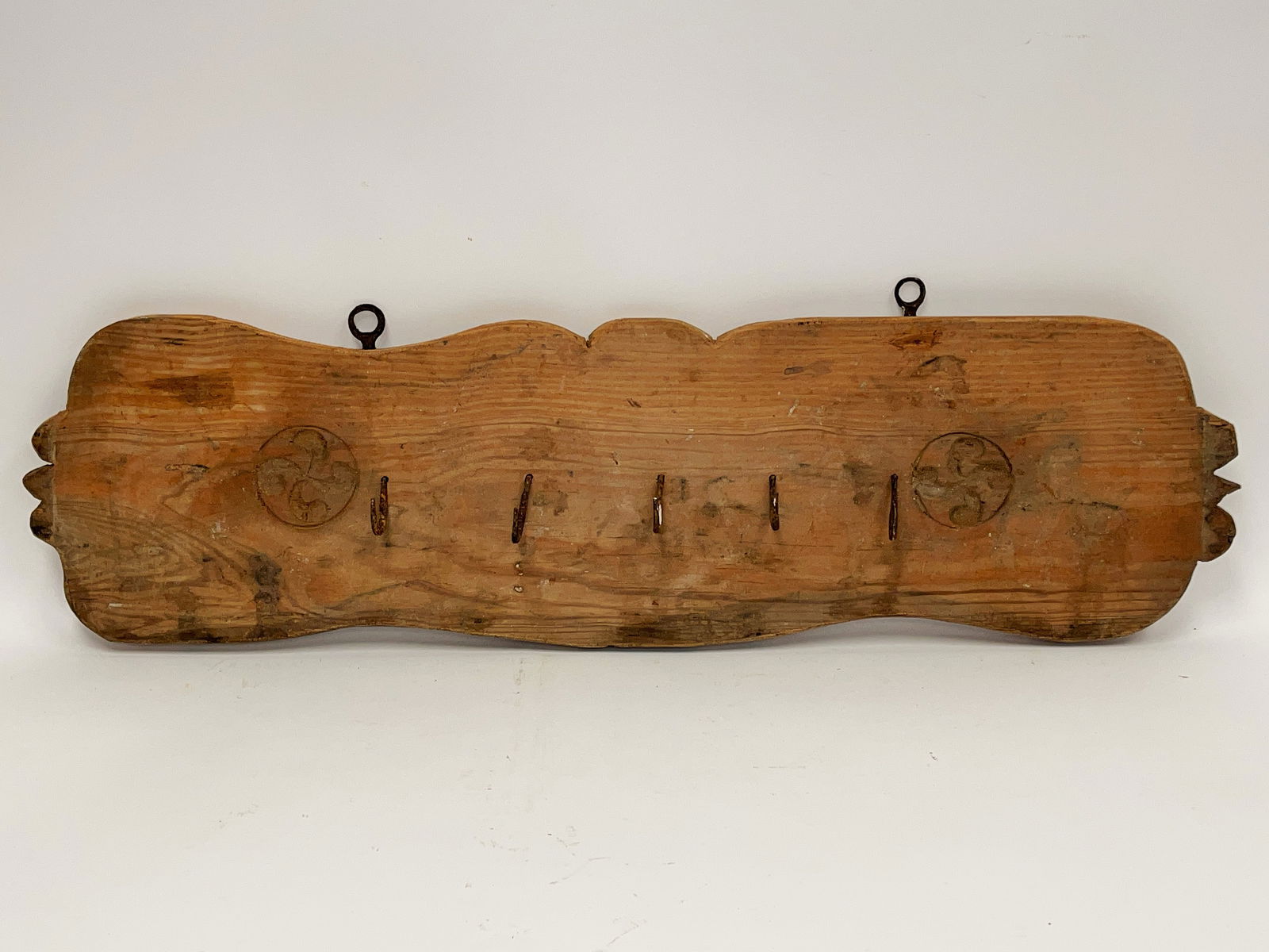 PA WOODEN GAME RACK W/ FORGED HOOKS AND CARVED SWIRLING PINWHEELS (1 of 4)