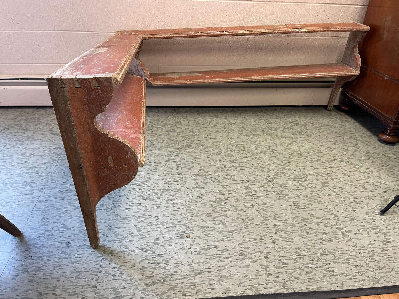 COUNTRY QUEEN ANNE SCALLOPED CORNER SHELF IN ORIGINAL RED PAINT PINE C. NEW ENGLAND (1 of 7)