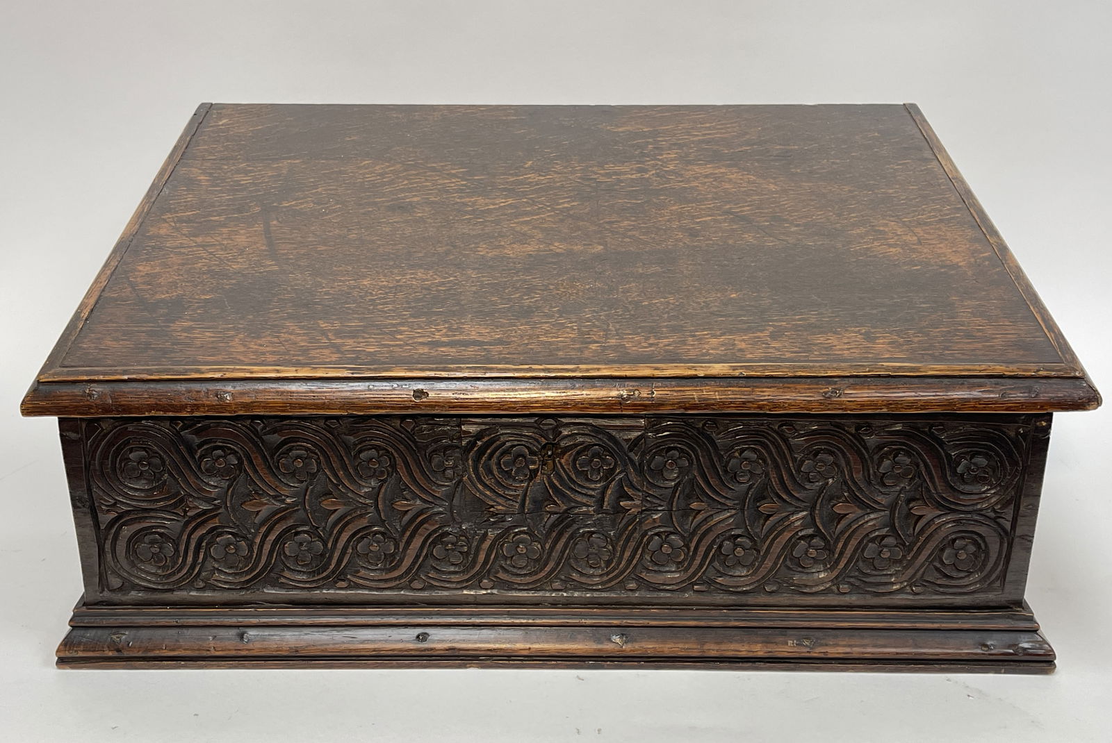 17TH - 18TH C ENGLISH SLANT TOPPED BIBLE BOX W/ DECORATIVELY CARVED ENDS AND FRONT (1 of 9)
