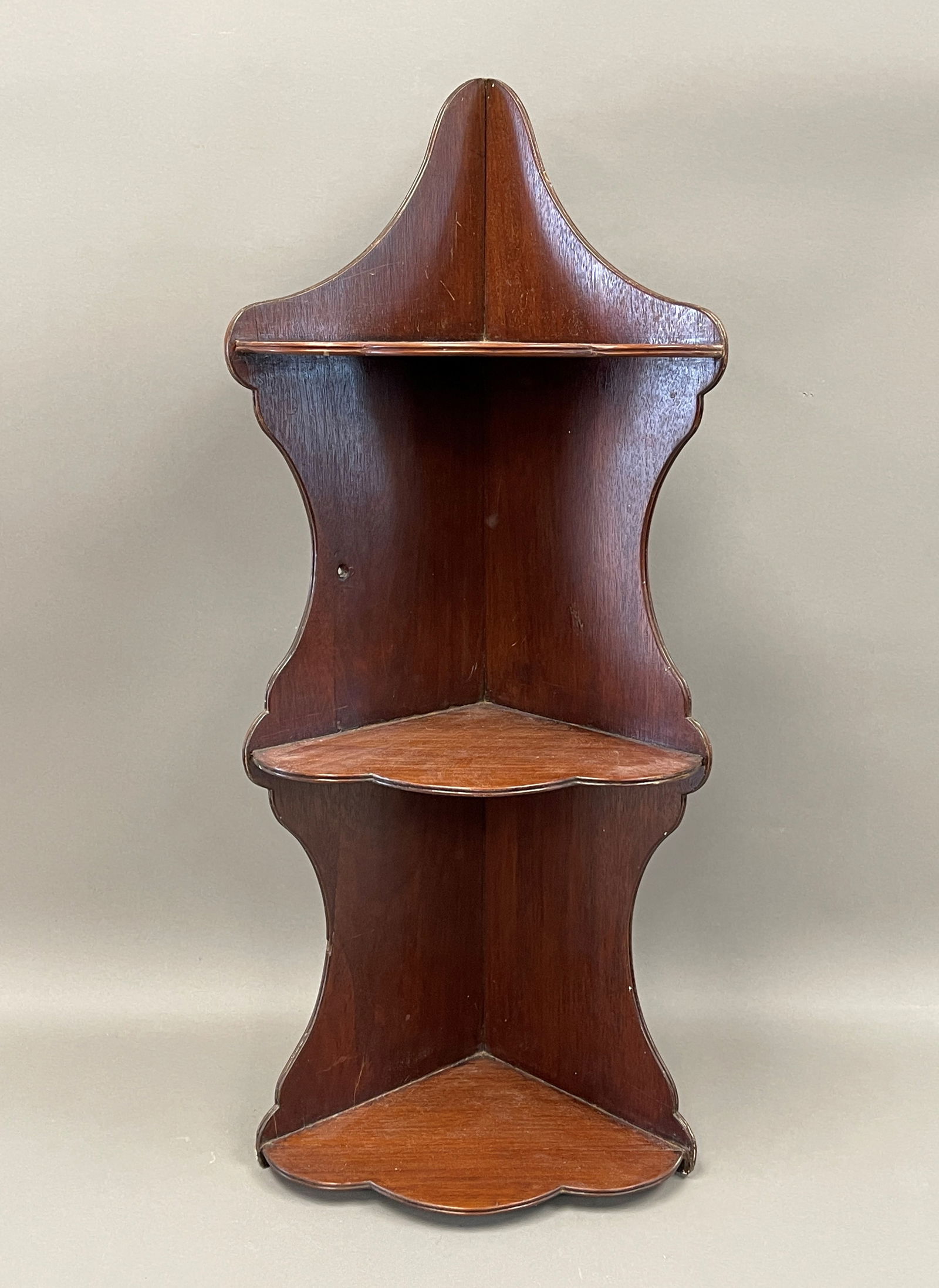18TH C  AMERICAN SCALLOPED CORNER SHELF (1 of 3)