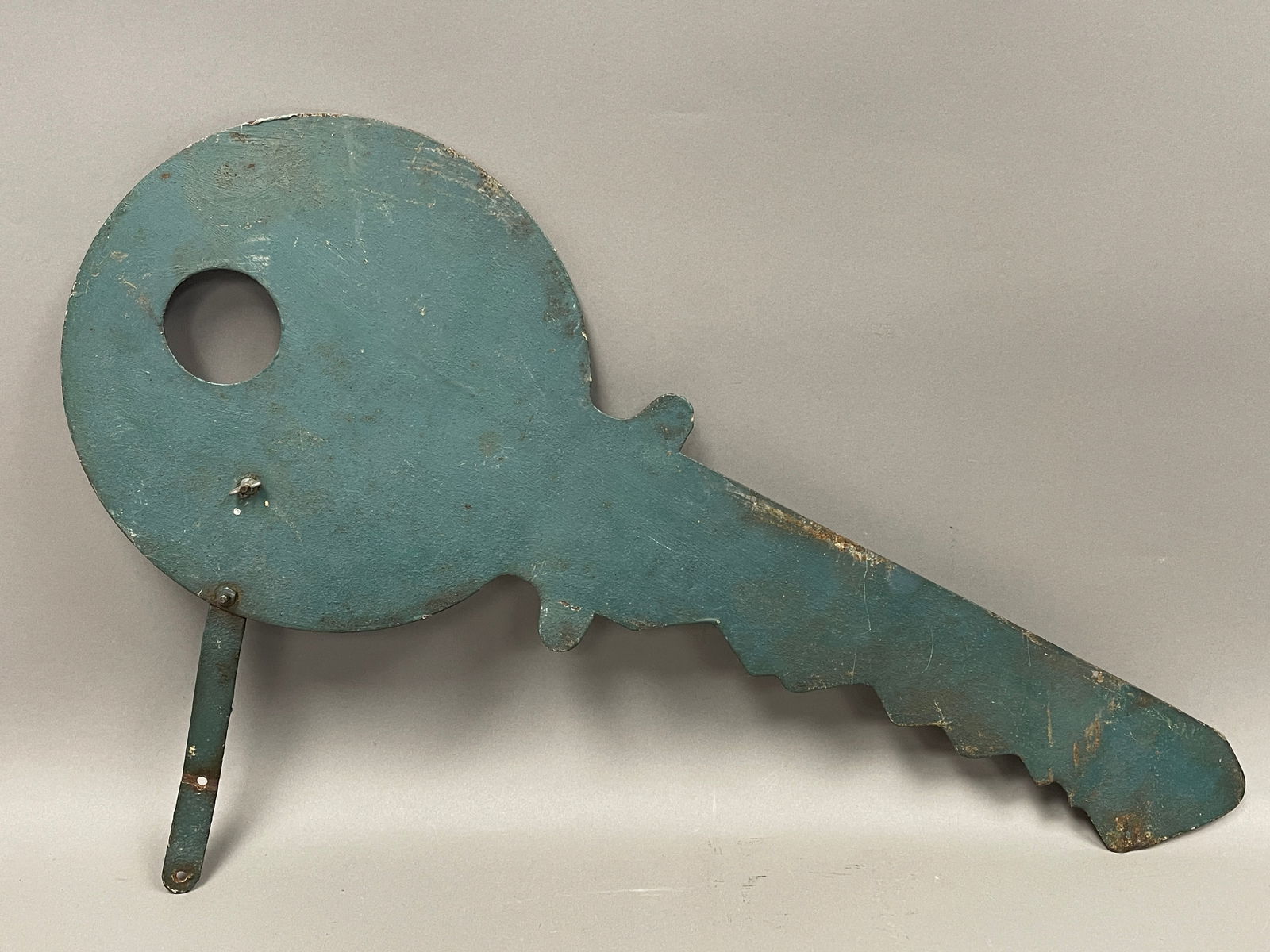 SHEET IRON TRADE SIGN OF AN EARLY KEY IN OLD GREEN PAINT (1 of 2)