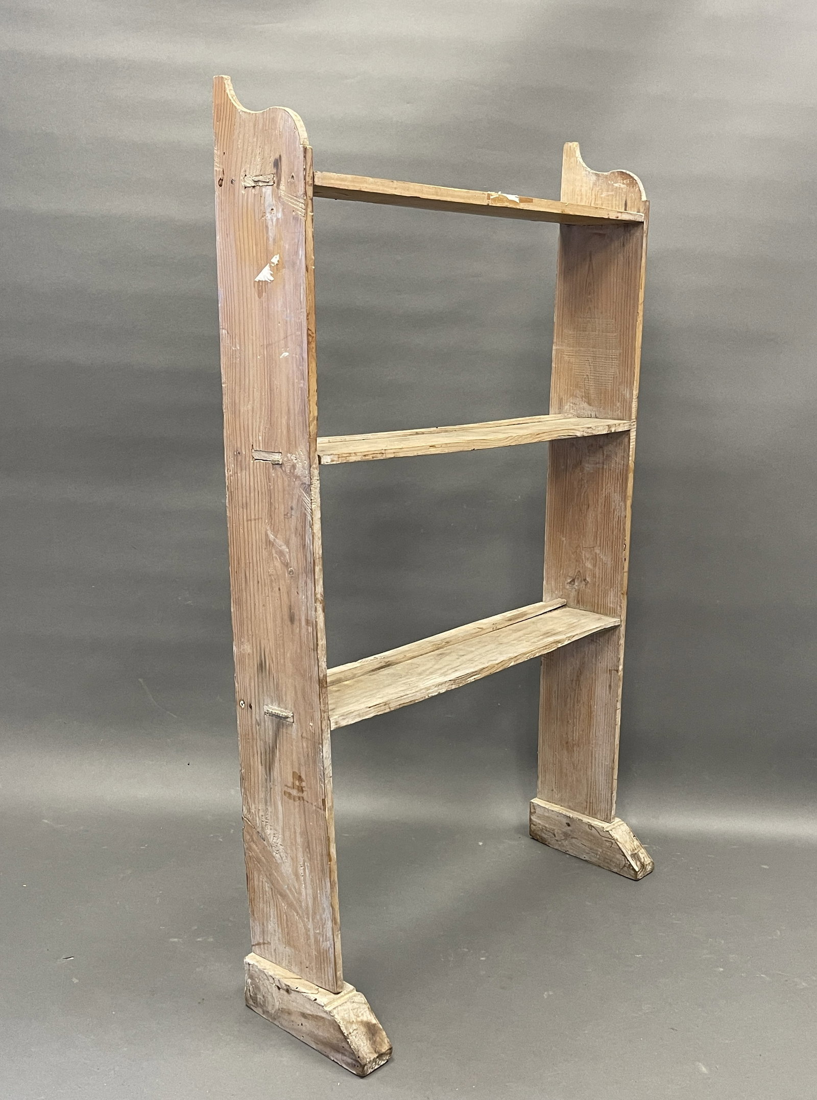 UNPAINTED 3 SHELF SHOE FOOTED BUCKET BENCH: UNPAINTED 3 SHELF SHOE FOOTED BUCKET BENCH