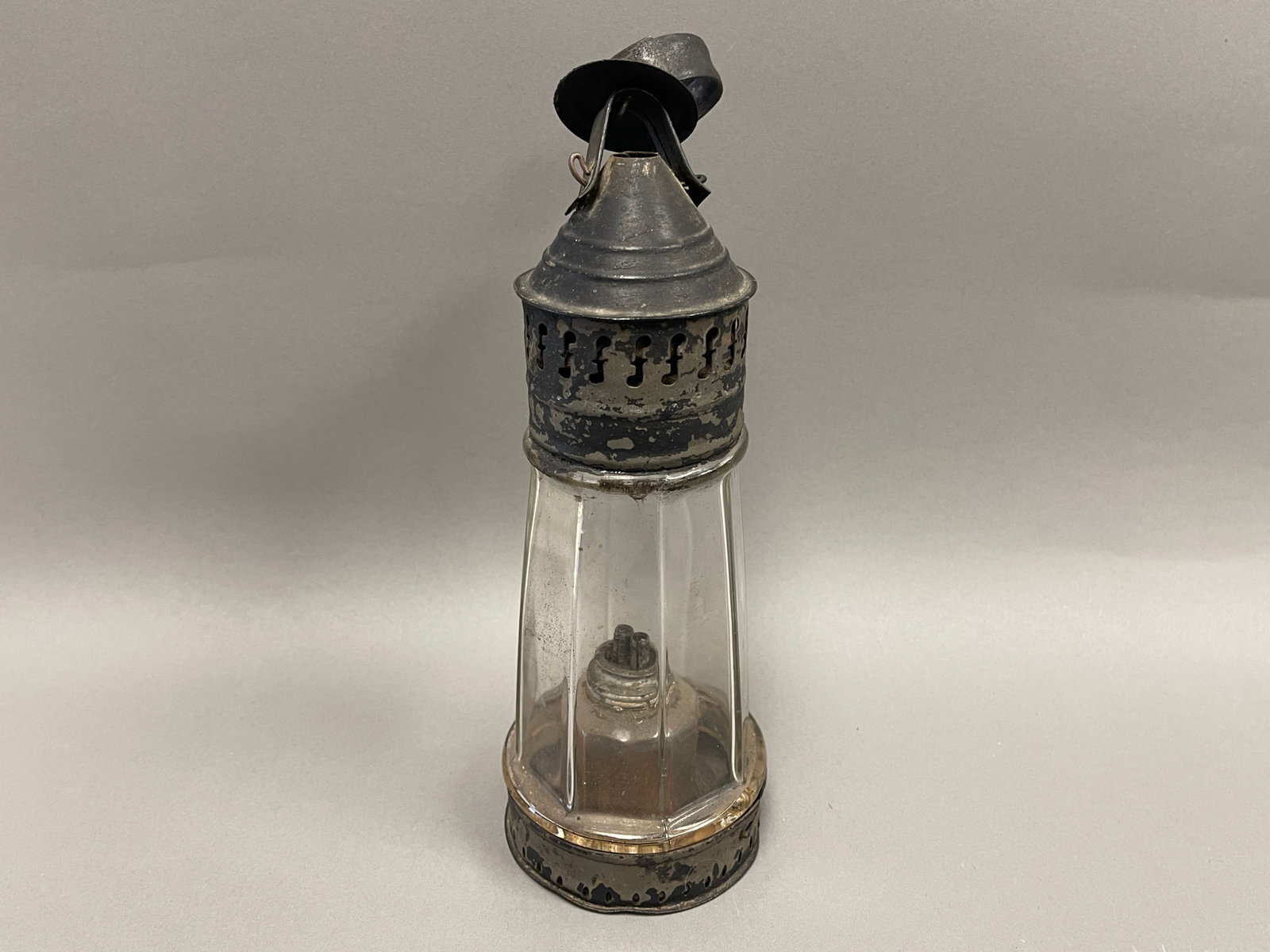 MID -19TH C PUNCHED TIN & WHALE OIL LAMP: MID -19TH C PUNCHED TIN & WHALE OIL LAMP - 6-SIDED / HEXAGON GLASS STARS AND DIAMONDS PUNCHED TINSMOKE RELEASE, FIXED EIGHT-PANEL TAPERED-FORM GLOBE, STRAP HANDLE, REMOVABLE BASE WITHSPRING RELEASE ME