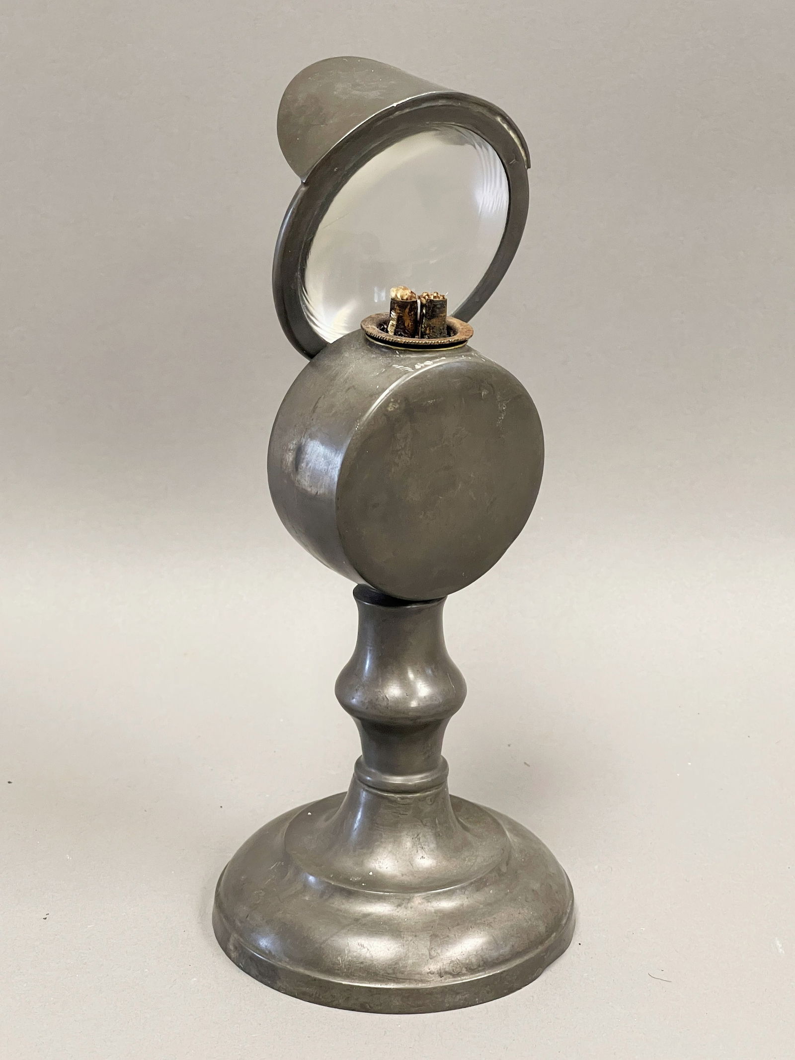 1820-1850 AMERICAN PEWTER WHALE OIL ADJUSTABLE MAGNIFYING LANTERN: 1820-1850 AMERICAN PEWTER WHALE OIL ADJUSTABLE MAGNIFYING LANTERN LENS LAMP WITH REFLECTOR 8 ¾” X 4” BASE (PROVENANCE: STEPHEN DOUGLAS ANTIQUES)